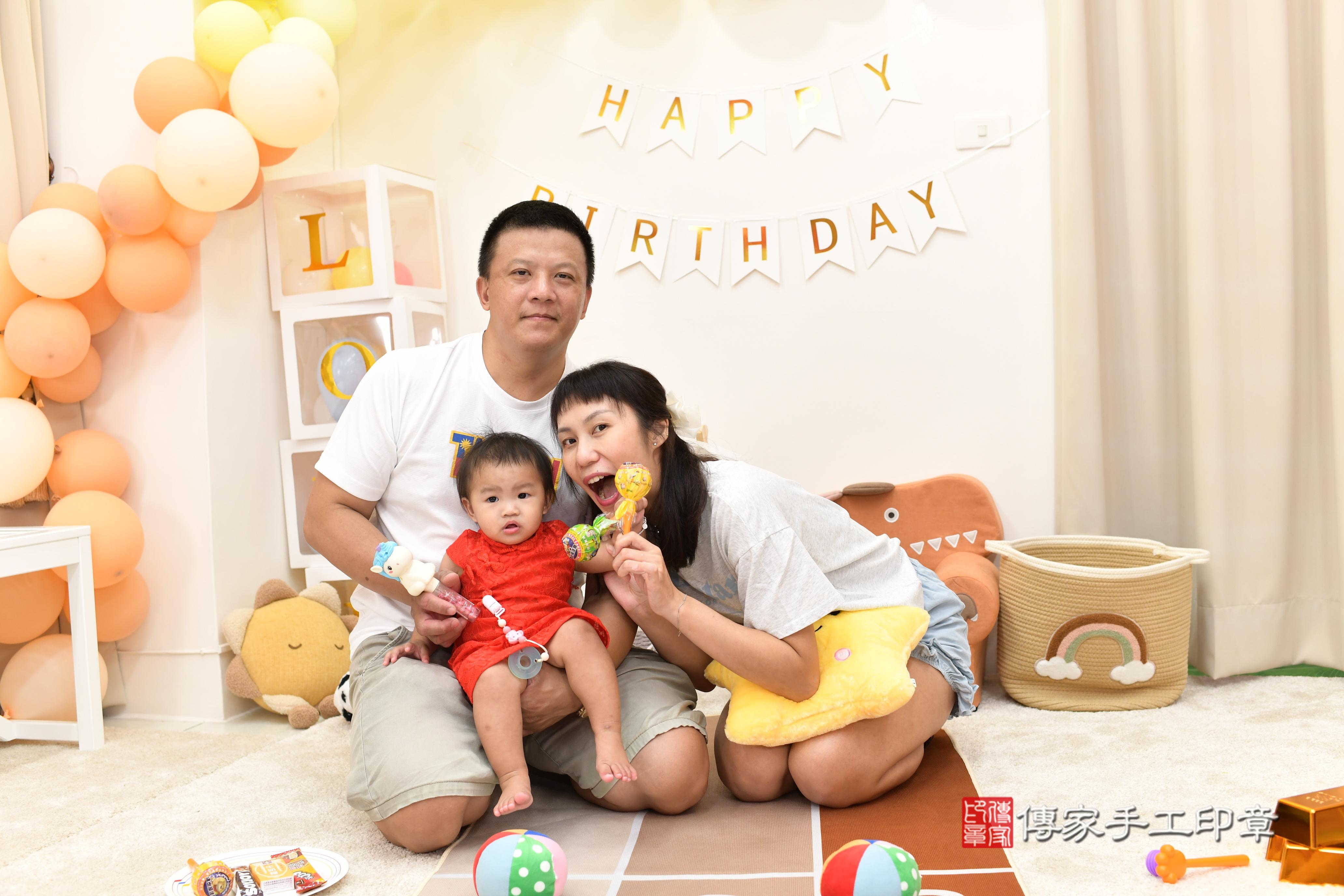 傳家手工印章高雄店、抓周、度脺、美式風會場、傳家嬰兒古禮、吉祥話、抓周道具物品24種、拍照。抓周證書。寶寶抓周、滿周歲、生日快樂、祝福