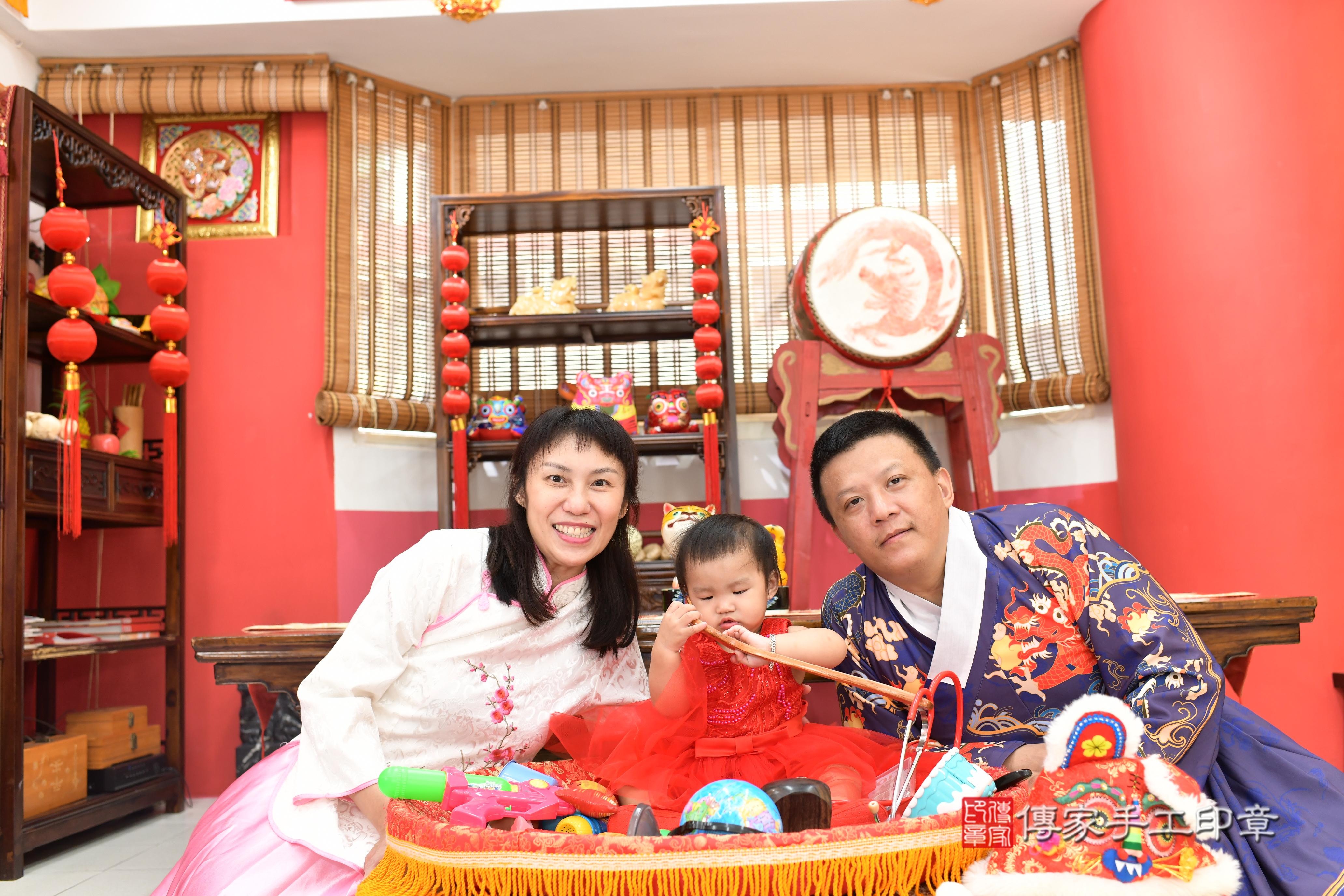 傳家手工印章高雄店、抓周、度脺、美式風會場、傳家嬰兒古禮、吉祥話、抓周道具物品24種、拍照。抓周證書。寶寶抓周、滿周歲、生日快樂、祝福