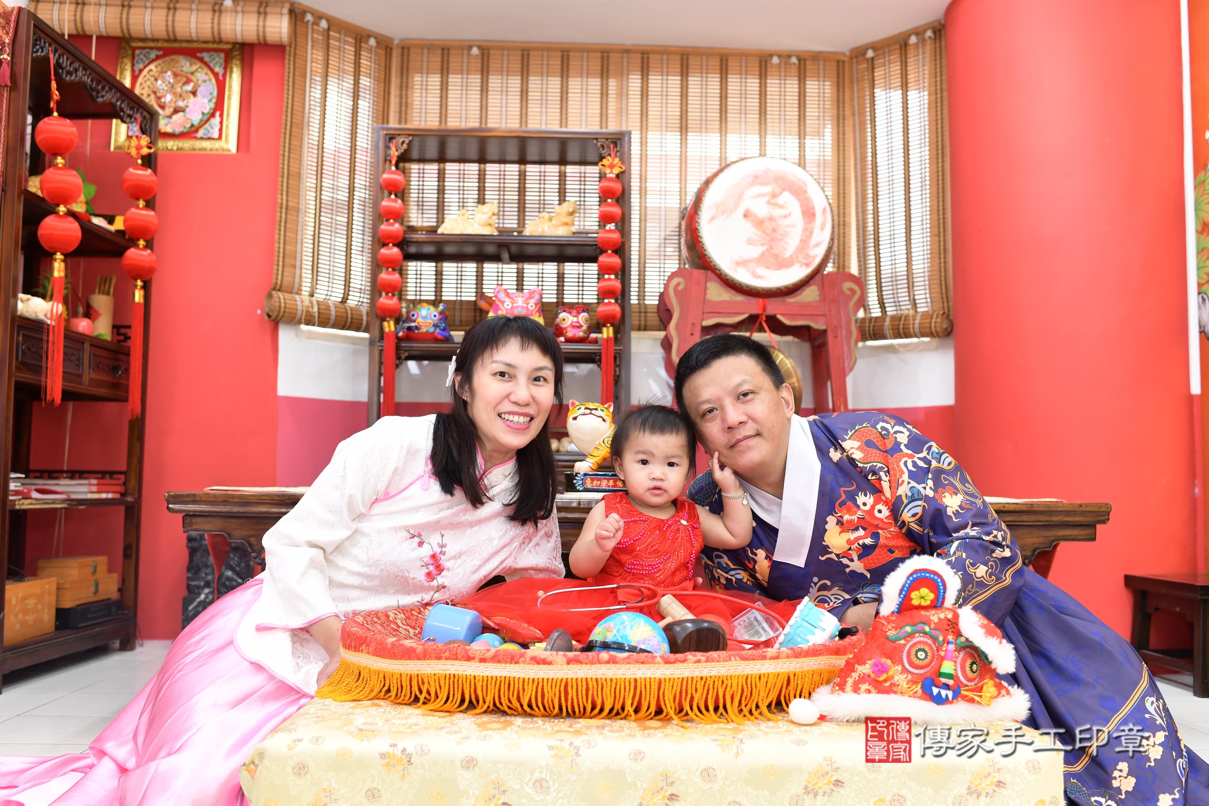 傳家手工印章高雄店、抓周、度脺、美式風會場、傳家嬰兒古禮、吉祥話、抓周道具物品24種、拍照。抓周證書。寶寶抓周、滿周歲、生日快樂、祝福