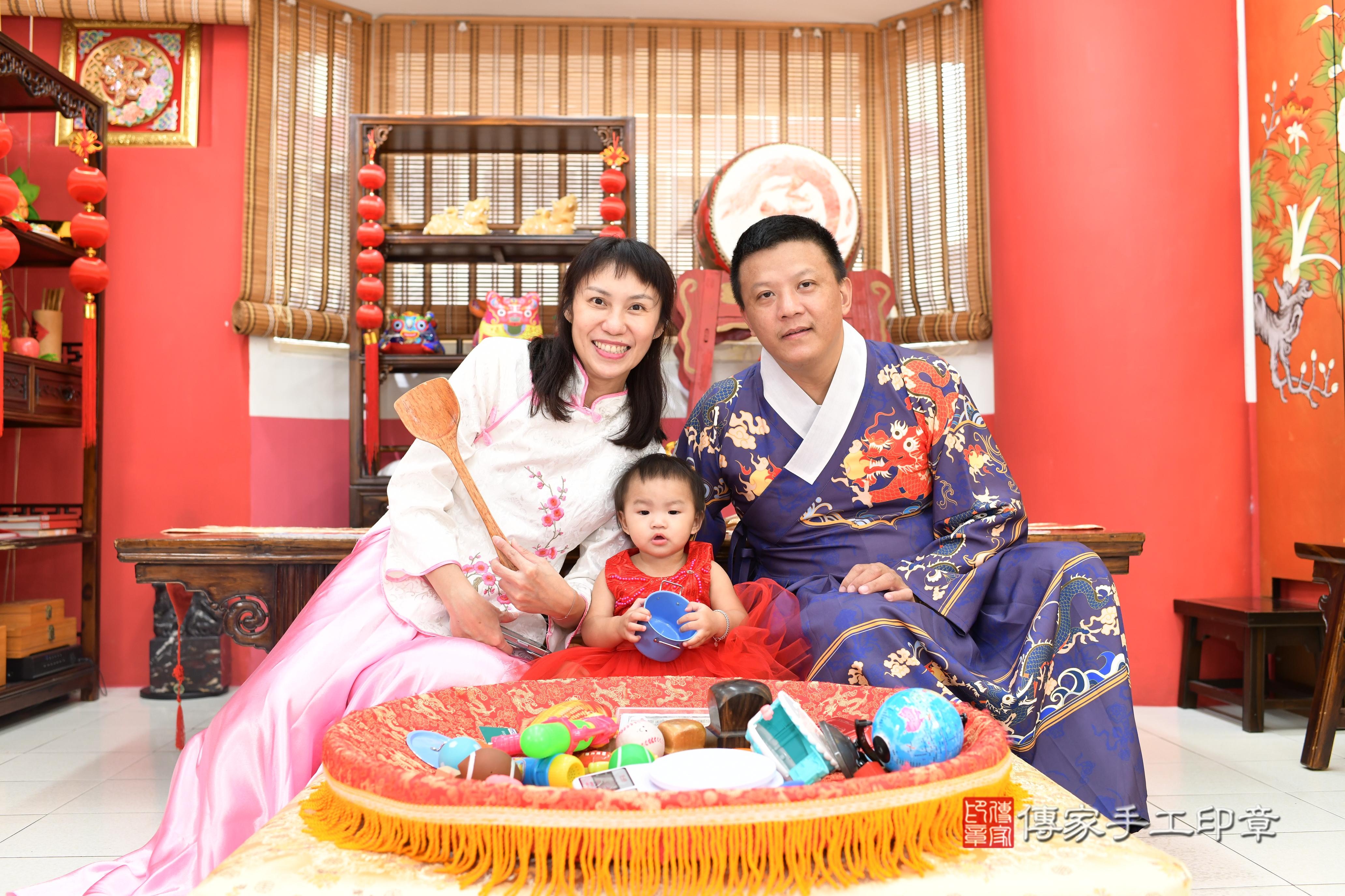 傳家手工印章高雄店、抓周、度脺、美式風會場、傳家嬰兒古禮、吉祥話、抓周道具物品24種、拍照。抓周證書。寶寶抓周、滿周歲、生日快樂、祝福