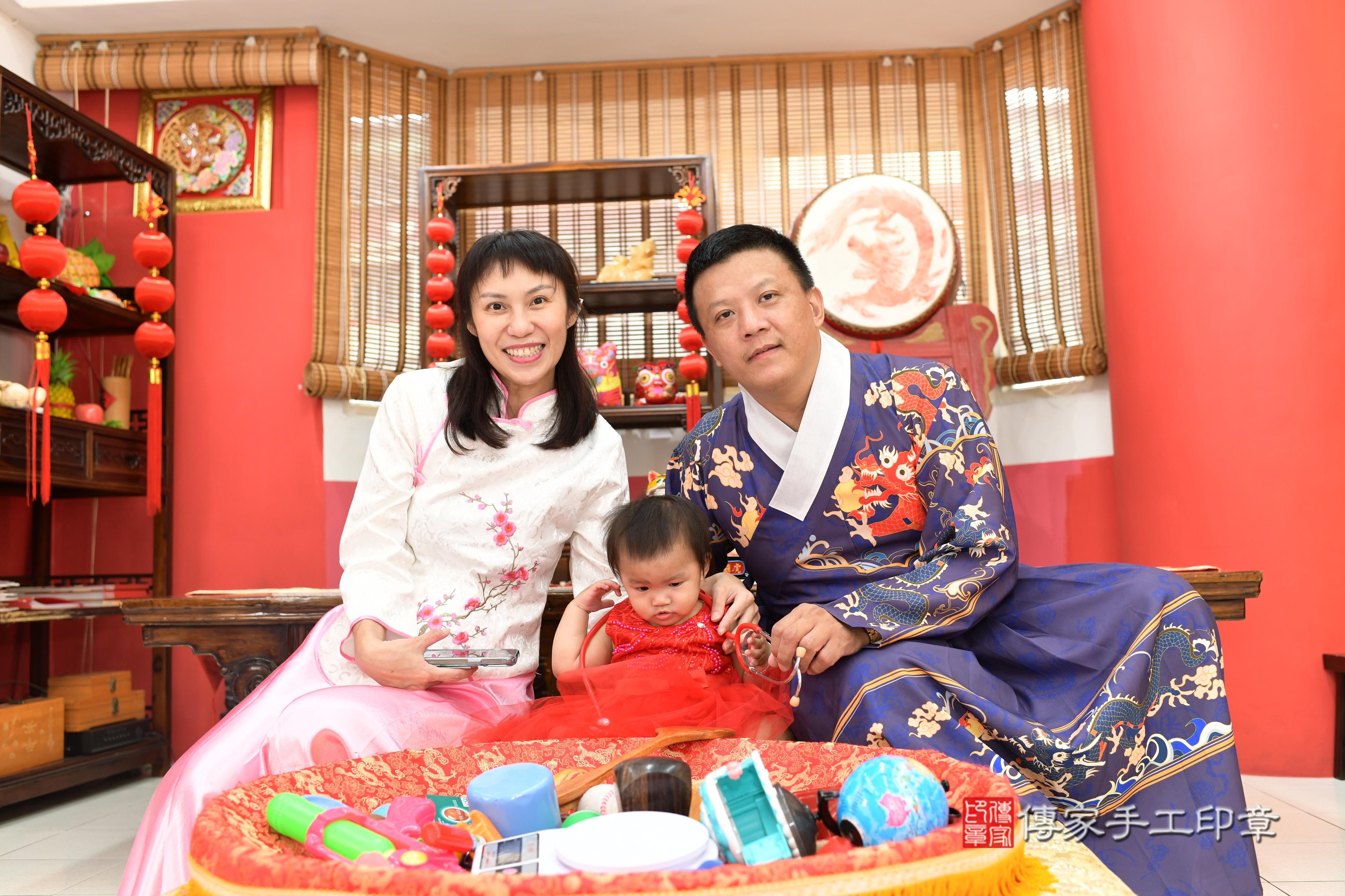 傳家手工印章高雄店、抓周、度脺、美式風會場、傳家嬰兒古禮、吉祥話、抓周道具物品24種、拍照。抓周證書。寶寶抓周、滿周歲、生日快樂、祝福