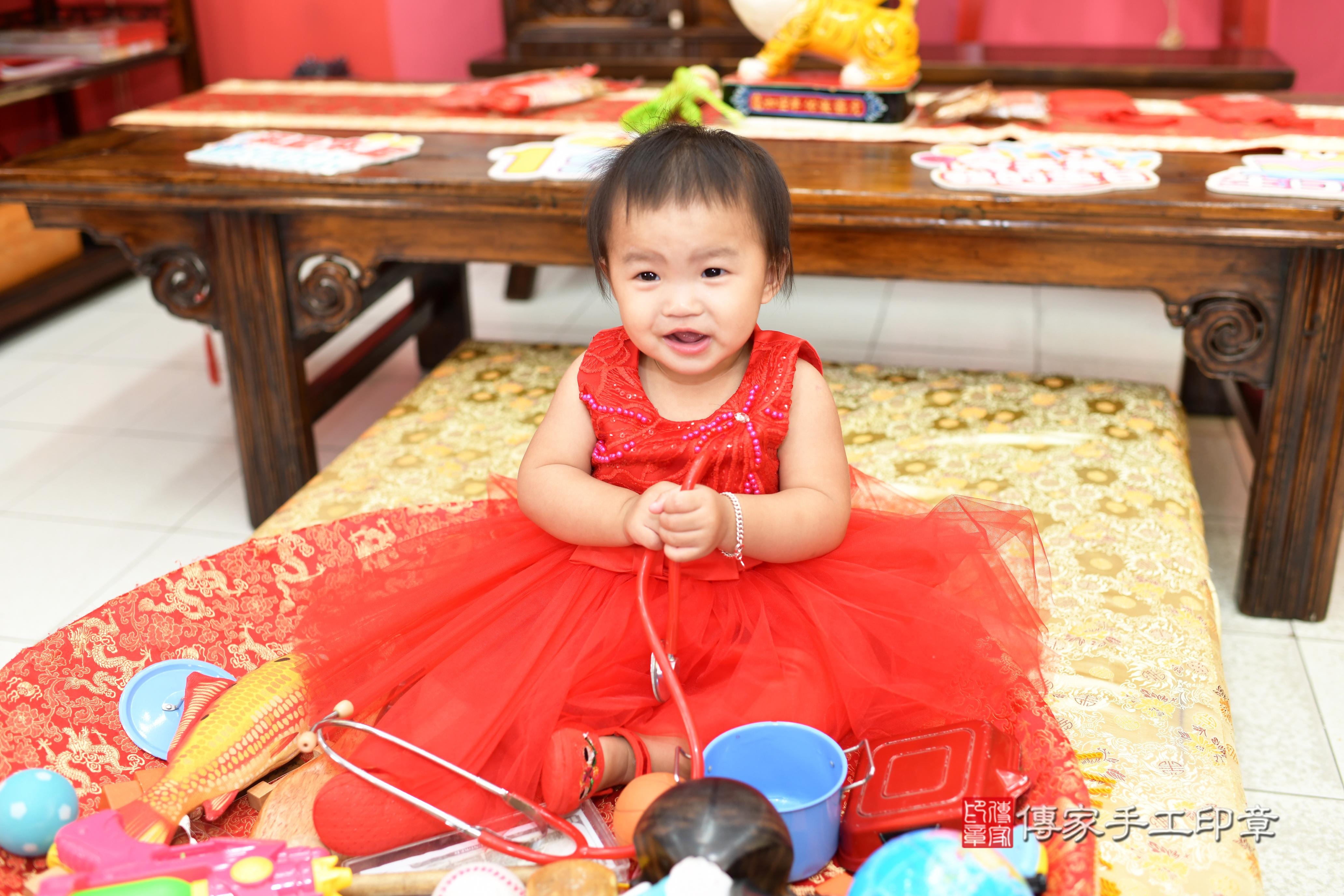 傳家手工印章高雄店、抓周、度脺、美式風會場、傳家嬰兒古禮、吉祥話、抓周道具物品24種、拍照。抓周證書。寶寶抓周、滿周歲、生日快樂、祝福