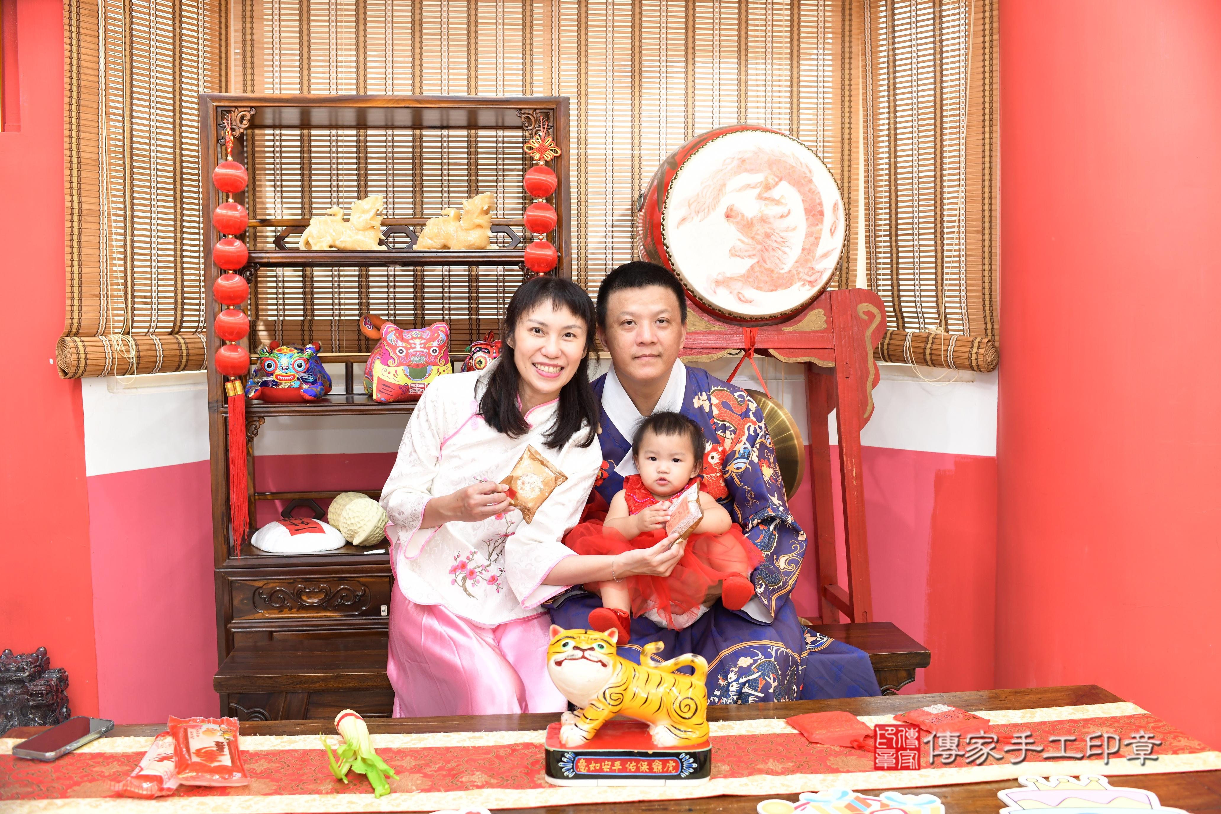 傳家手工印章高雄店、抓周、度脺、美式風會場、傳家嬰兒古禮、吉祥話、抓周道具物品24種、拍照。抓周證書。寶寶抓周、滿周歲、生日快樂、祝福