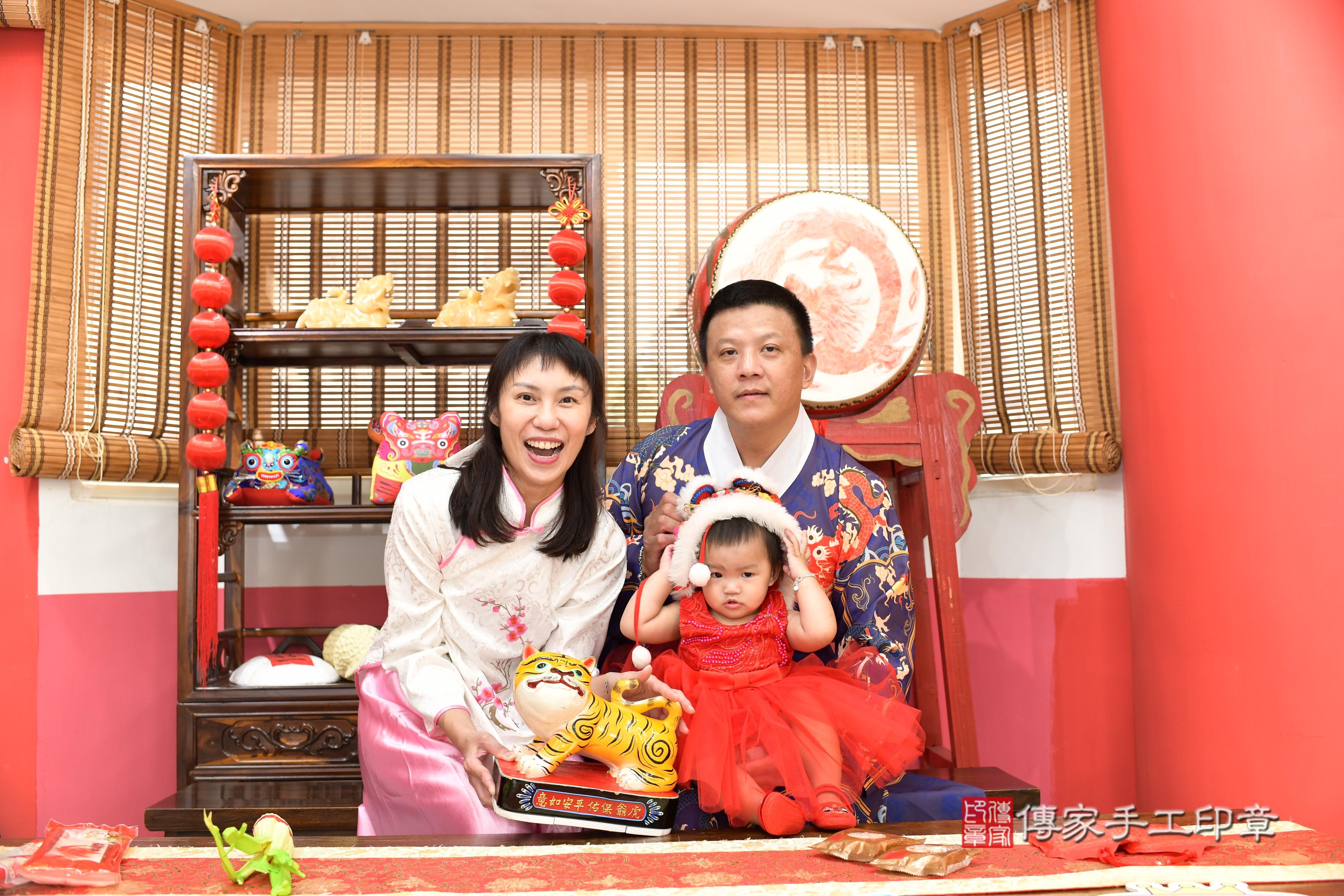 傳家手工印章高雄店、抓周、度脺、美式風會場、傳家嬰兒古禮、吉祥話、抓周道具物品24種、拍照。抓周證書。寶寶抓周、滿周歲、生日快樂、祝福