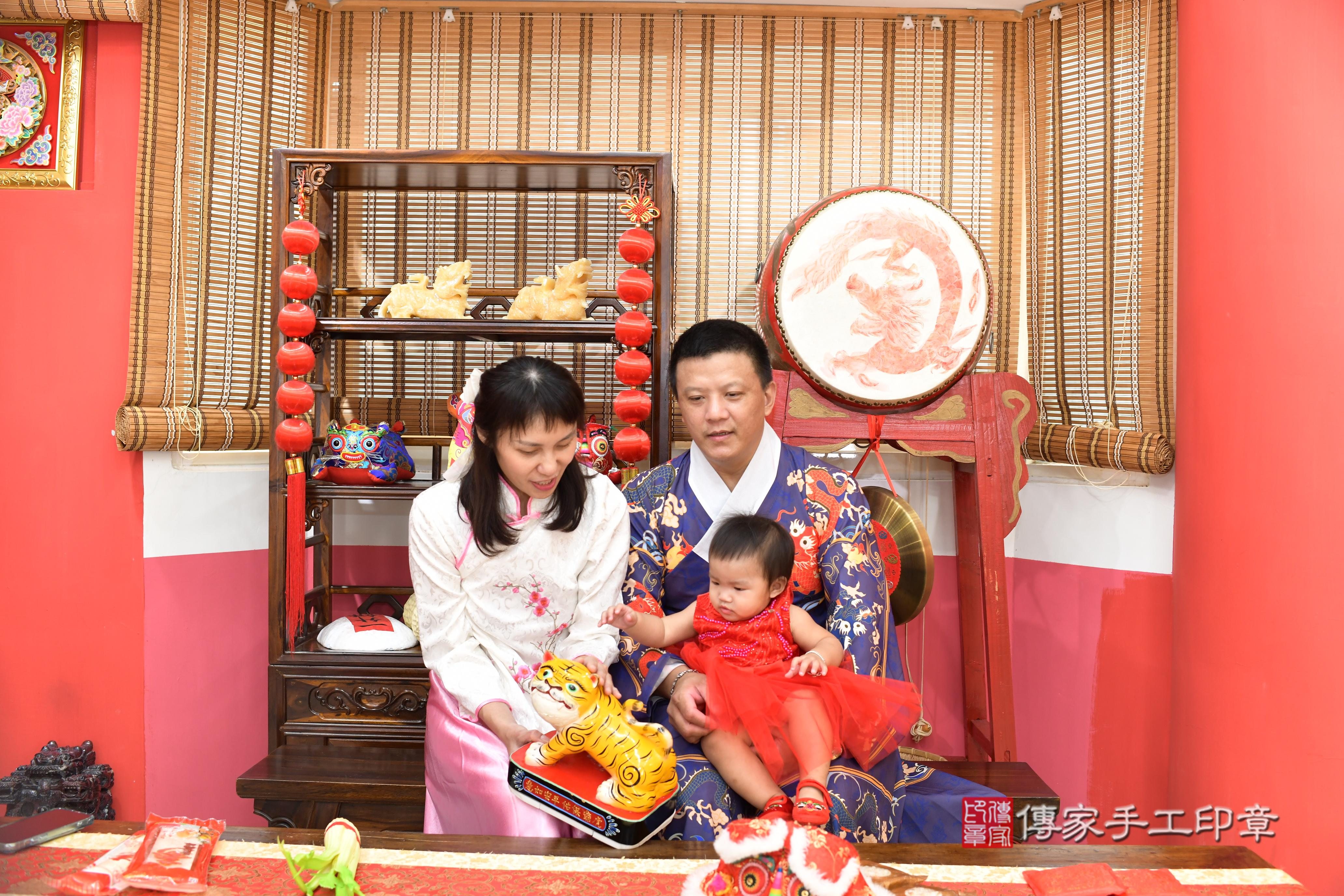 傳家手工印章高雄店、抓周、度脺、美式風會場、傳家嬰兒古禮、吉祥話、抓周道具物品24種、拍照。抓周證書。寶寶抓周、滿周歲、生日快樂、祝福