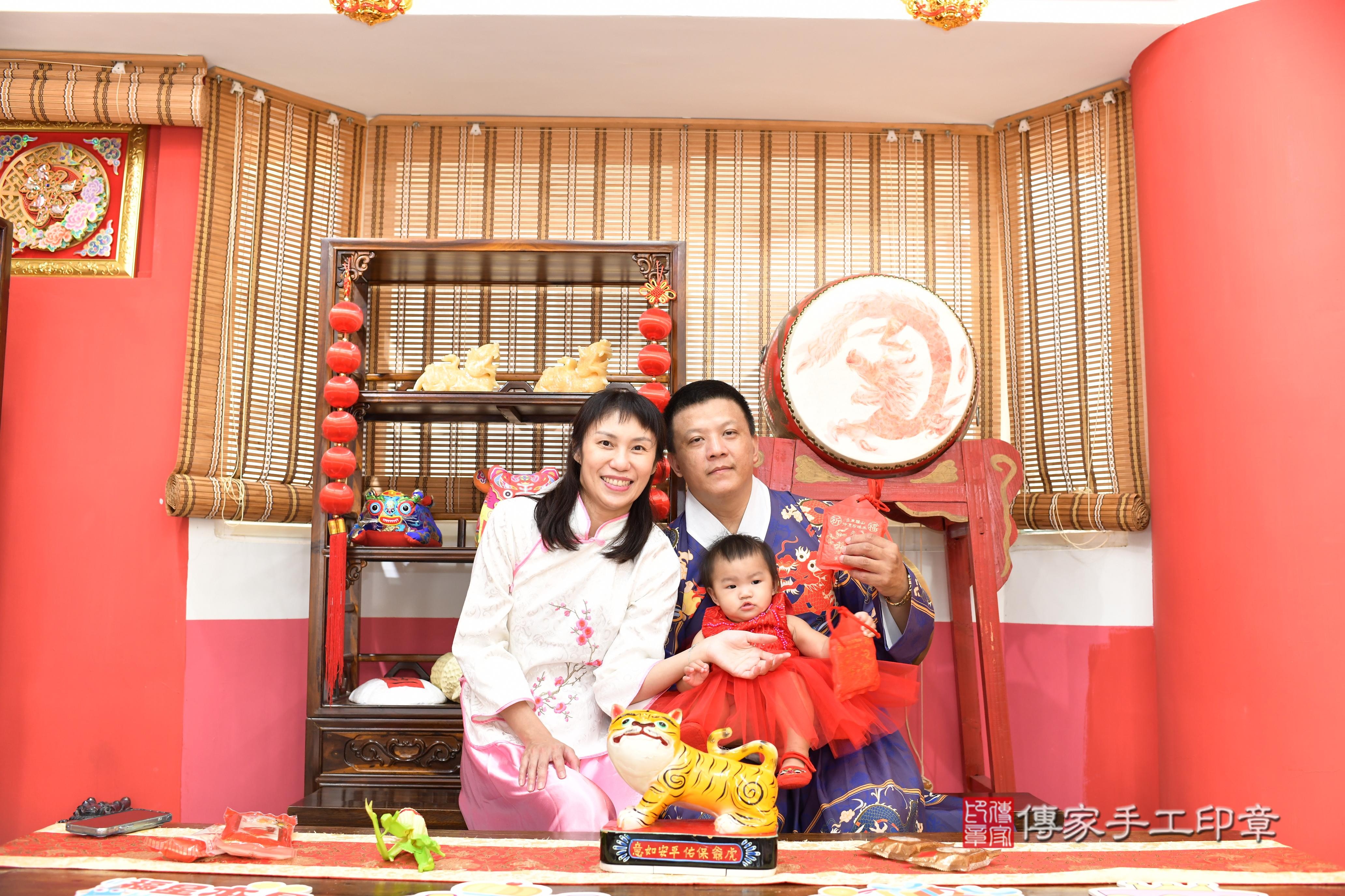 傳家手工印章高雄店、抓周、度脺、美式風會場、傳家嬰兒古禮、吉祥話、抓周道具物品24種、拍照。抓周證書。寶寶抓周、滿周歲、生日快樂、祝福