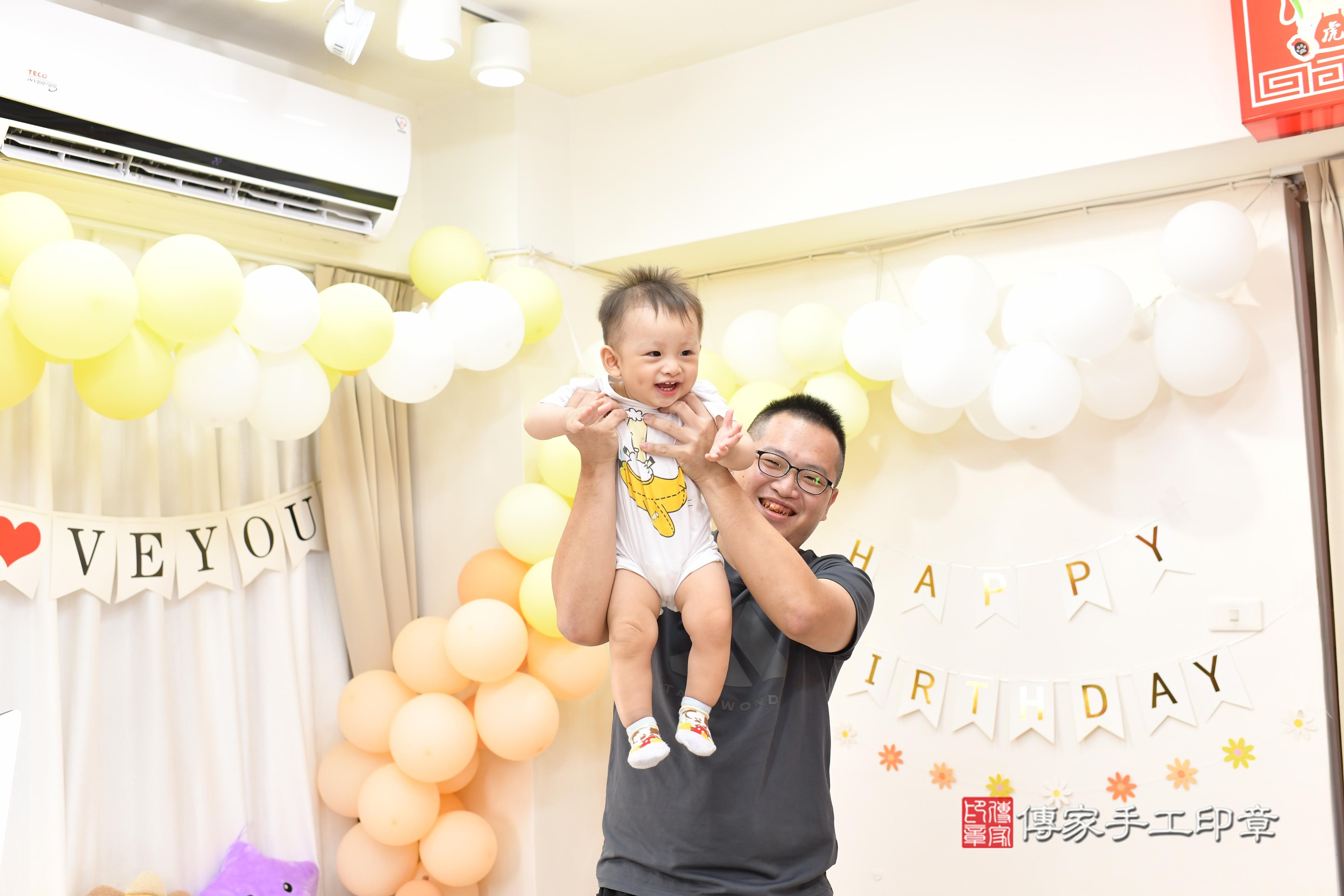 傳家手工印章高雄店、抓周、度脺、美式風會場、傳家嬰兒古禮、吉祥話、抓周道具物品24種、拍照。抓周證書。寶寶抓周、滿周歲、生日快樂、祝福 傳家手工印章高雄店、抓周、度脺、美式風會場、傳家嬰兒古禮、吉祥話、抓周道具物品24種、拍照。抓周證書。寶寶抓周、滿周歲、生日快樂、祝福