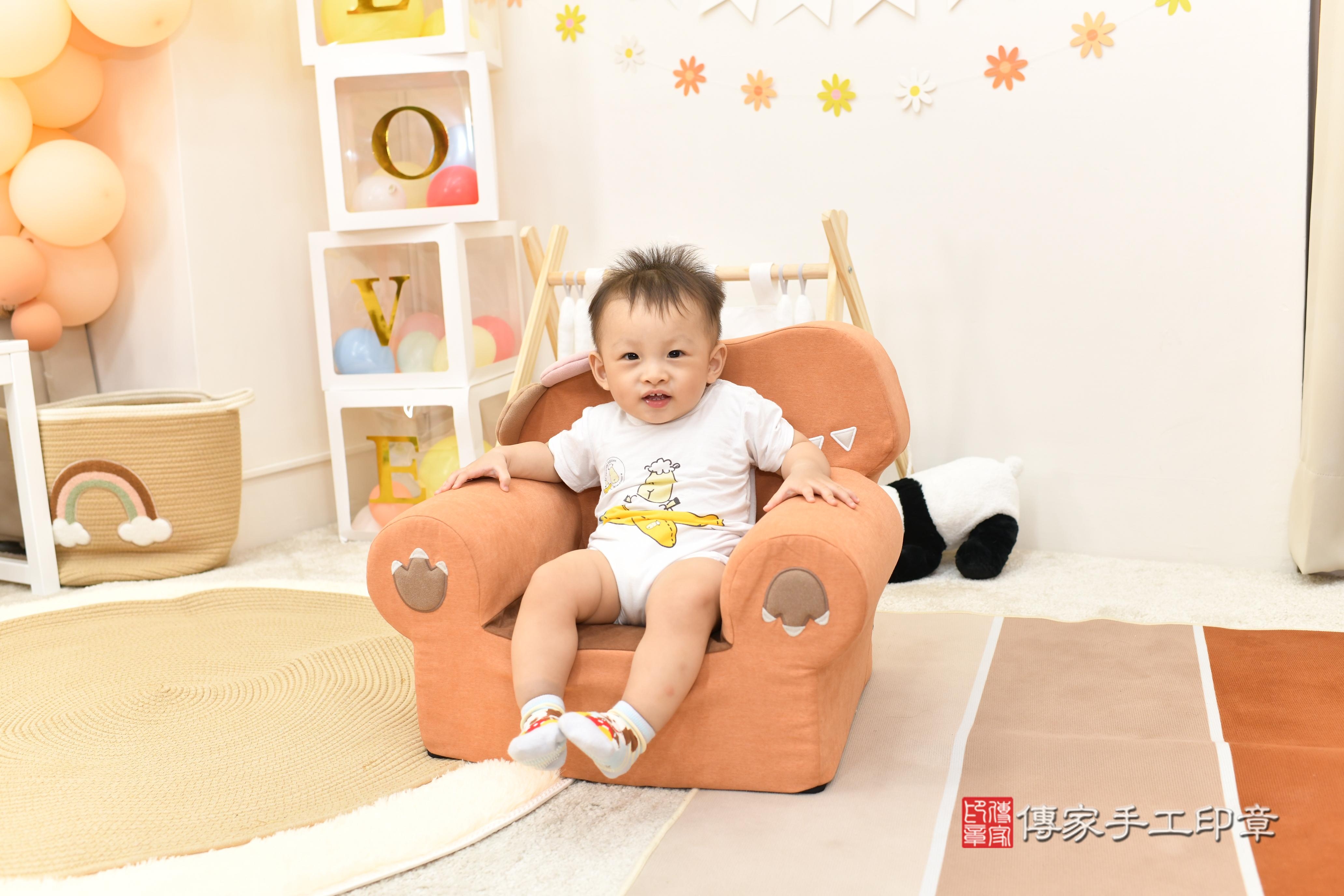 傳家手工印章高雄店、抓周、度脺、美式風會場、傳家嬰兒古禮、吉祥話、抓周道具物品24種、拍照。抓周證書。寶寶抓周、滿周歲、生日快樂、祝福 傳家手工印章高雄店、抓周、度脺、美式風會場、傳家嬰兒古禮、吉祥話、抓周道具物品24種、拍照。抓周證書。寶寶抓周、滿周歲、生日快樂、祝福