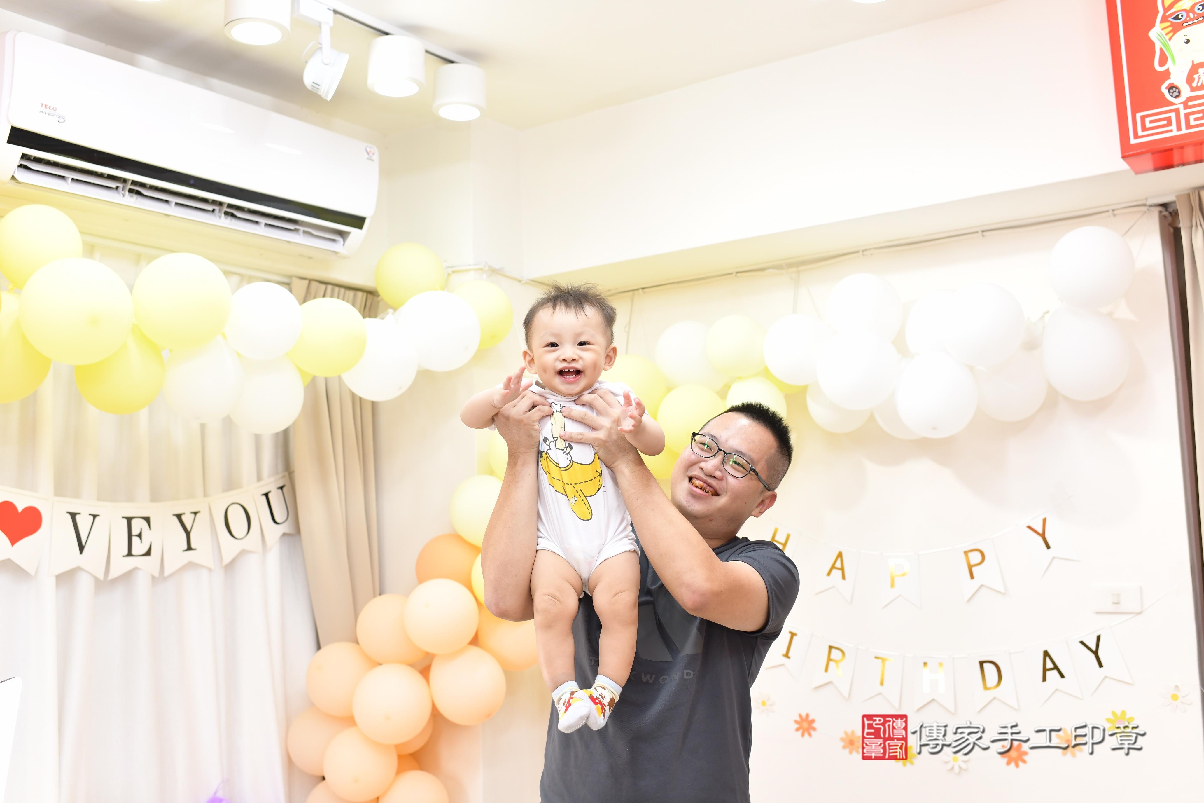 傳家手工印章高雄店、抓周、度脺、美式風會場、傳家嬰兒古禮、吉祥話、抓周道具物品24種、拍照。抓周證書。寶寶抓周、滿周歲、生日快樂、祝福 傳家手工印章高雄店、抓周、度脺、美式風會場、傳家嬰兒古禮、吉祥話、抓周道具物品24種、拍照。抓周證書。寶寶抓周、滿周歲、生日快樂、祝福