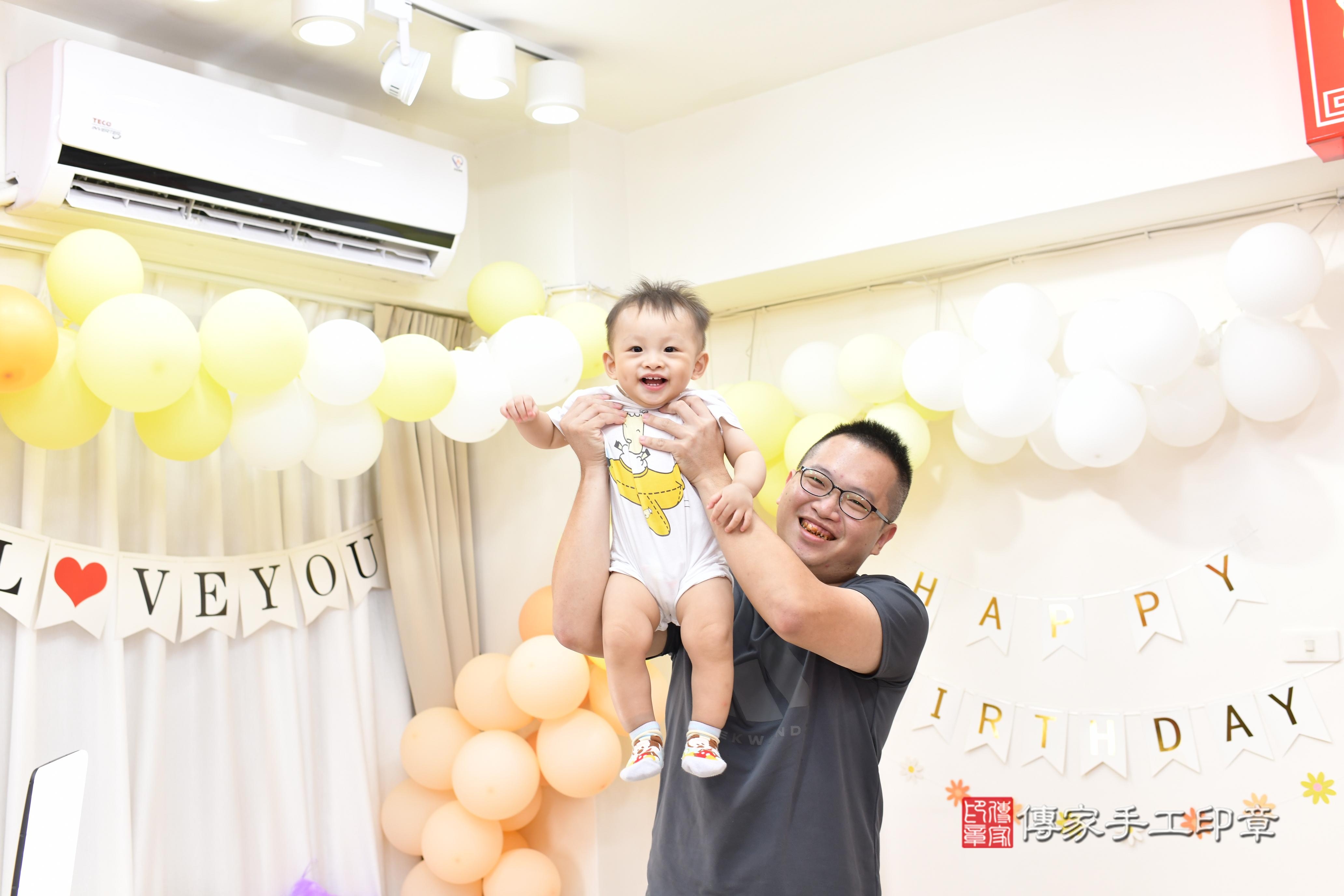 傳家手工印章高雄店、抓周、度脺、美式風會場、傳家嬰兒古禮、吉祥話、抓周道具物品24種、拍照。抓周證書。寶寶抓周、滿周歲、生日快樂、祝福 傳家手工印章高雄店、抓周、度脺、美式風會場、傳家嬰兒古禮、吉祥話、抓周道具物品24種、拍照。抓周證書。寶寶抓周、滿周歲、生日快樂、祝福