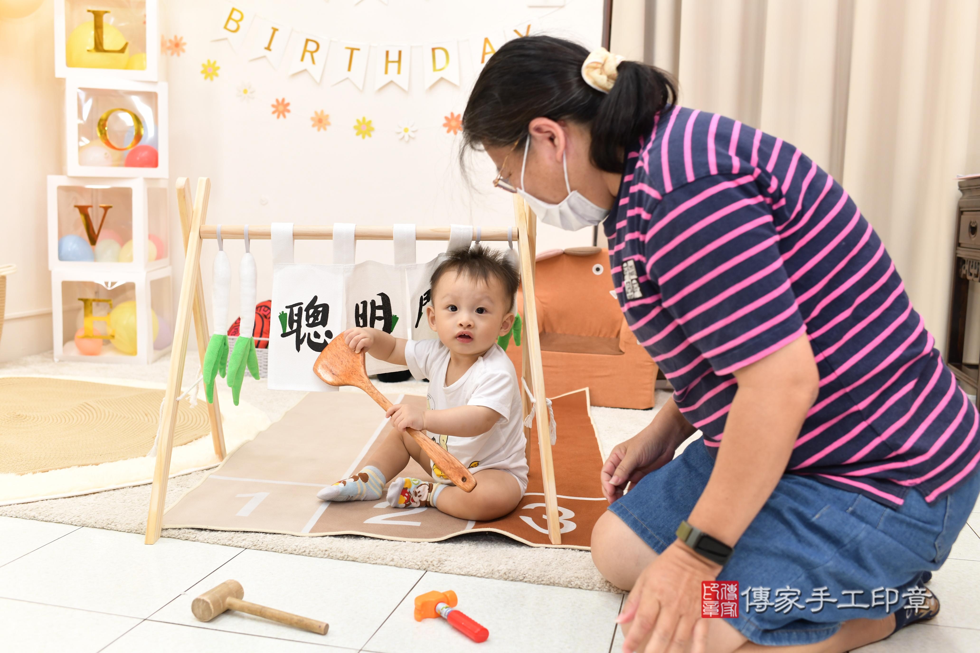 傳家手工印章高雄店、抓周、度脺、美式風會場、傳家嬰兒古禮、吉祥話、抓周道具物品24種、拍照。抓周證書。寶寶抓周、滿周歲、生日快樂、祝福 傳家手工印章高雄店、抓周、度脺、美式風會場、傳家嬰兒古禮、吉祥話、抓周道具物品24種、拍照。抓周證書。寶寶抓周、滿周歲、生日快樂、祝福