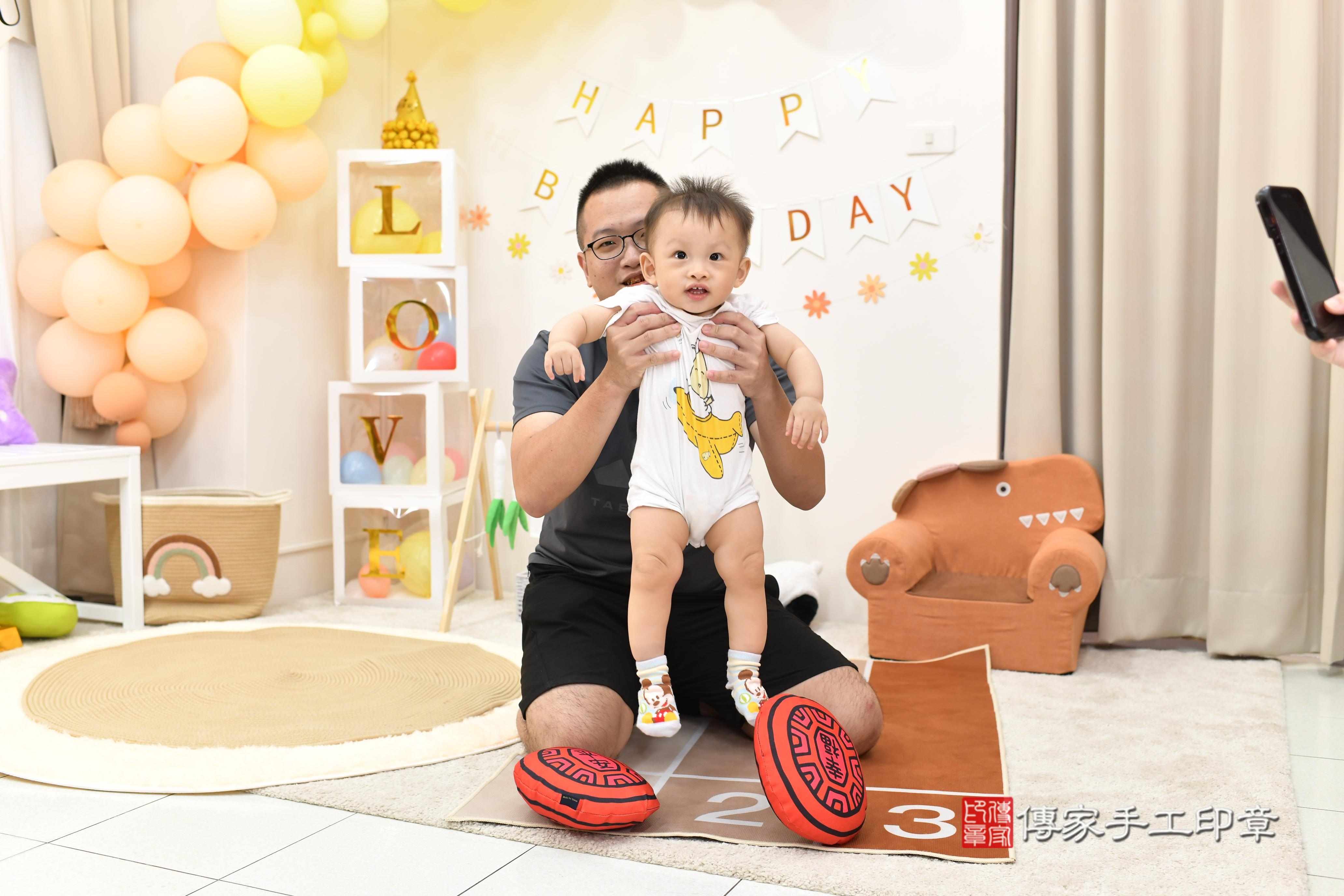 傳家手工印章高雄店、抓周、度脺、美式風會場、傳家嬰兒古禮、吉祥話、抓周道具物品24種、拍照。抓周證書。寶寶抓周、滿周歲、生日快樂、祝福 傳家手工印章高雄店、抓周、度脺、美式風會場、傳家嬰兒古禮、吉祥話、抓周道具物品24種、拍照。抓周證書。寶寶抓周、滿周歲、生日快樂、祝福