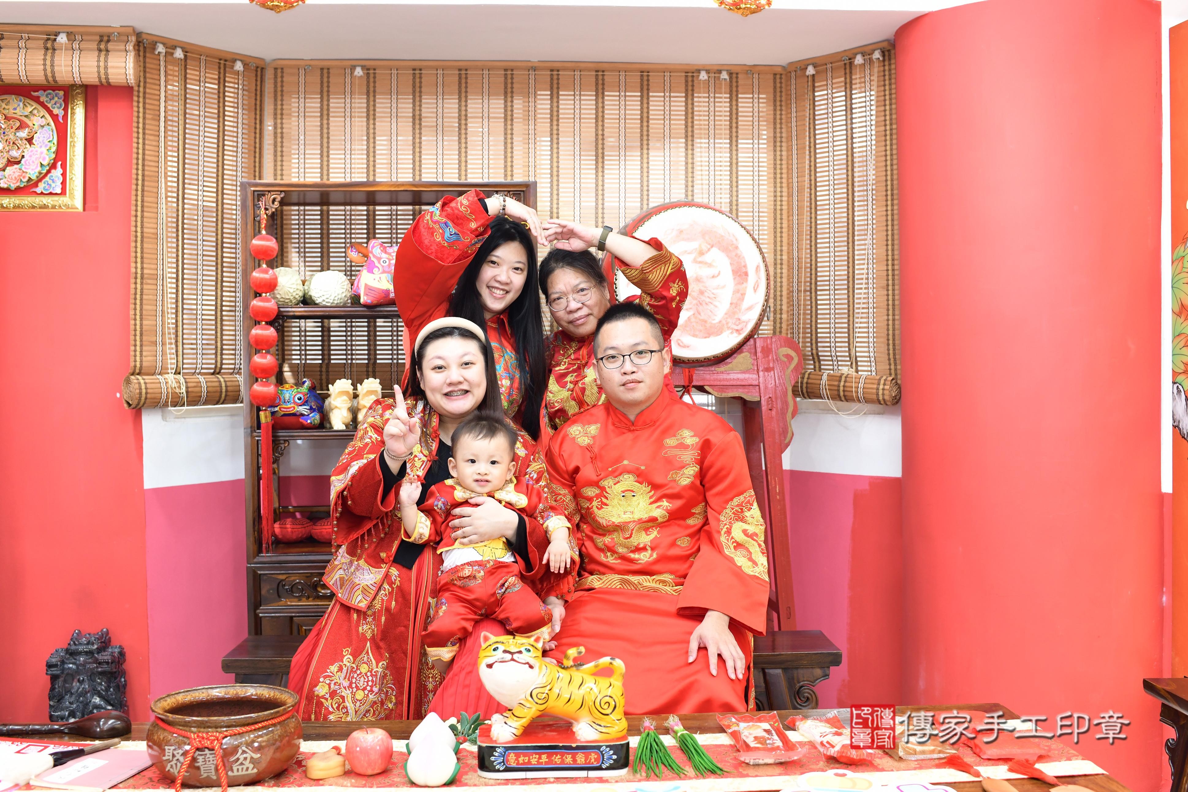 傳家手工印章高雄店、抓周、度脺、美式風會場、傳家嬰兒古禮、吉祥話、抓周道具物品24種、拍照。抓周證書。寶寶抓周、滿周歲、生日快樂、祝福 傳家手工印章高雄店、抓周、度脺、美式風會場、傳家嬰兒古禮、吉祥話、抓周道具物品24種、拍照。抓周證書。寶寶抓周、滿周歲、生日快樂、祝福