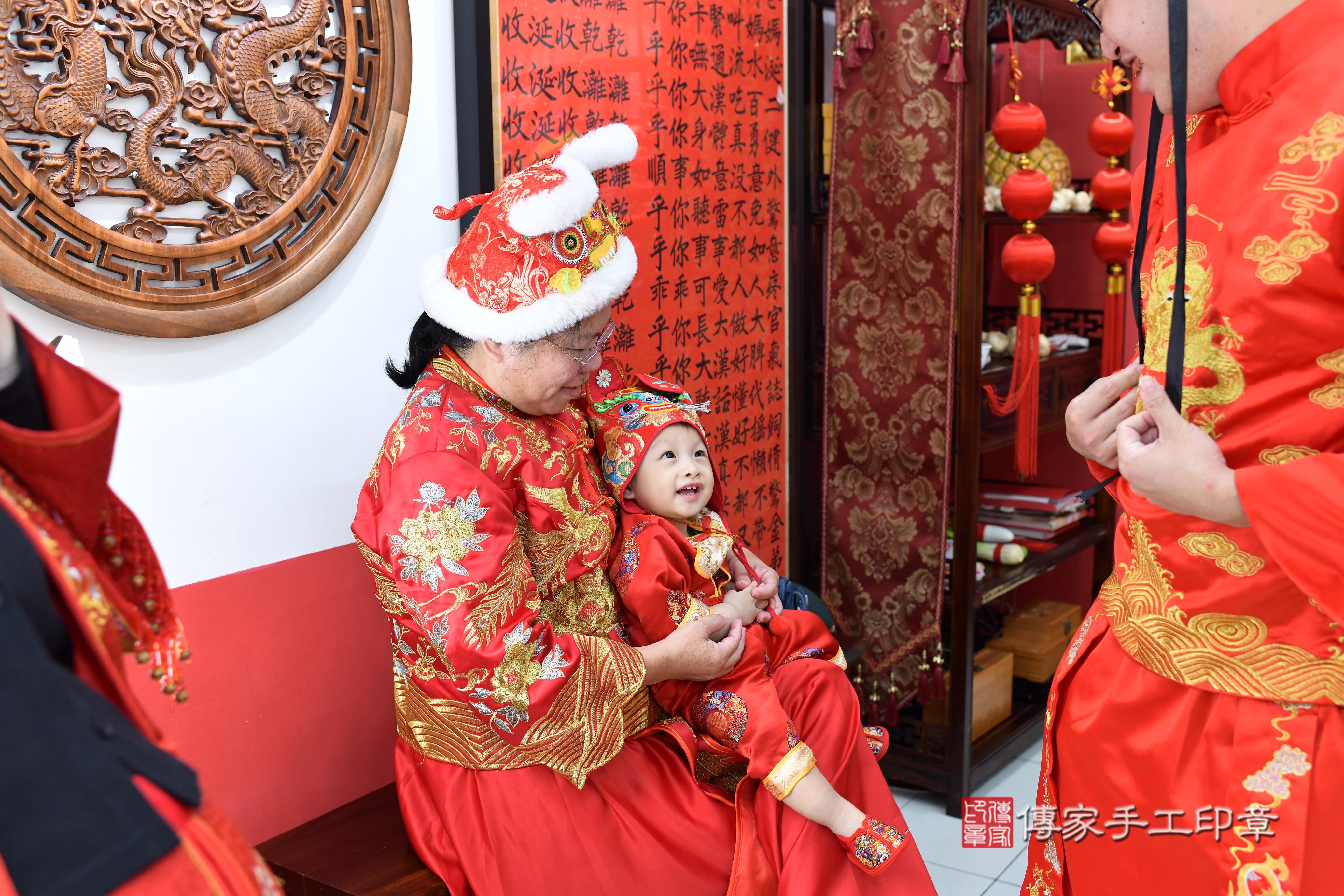 傳家手工印章高雄店、抓周、度脺、美式風會場、傳家嬰兒古禮、吉祥話、抓周道具物品24種、拍照。抓周證書。寶寶抓周、滿周歲、生日快樂、祝福 傳家手工印章高雄店、抓周、度脺、美式風會場、傳家嬰兒古禮、吉祥話、抓周道具物品24種、拍照。抓周證書。寶寶抓周、滿周歲、生日快樂、祝福