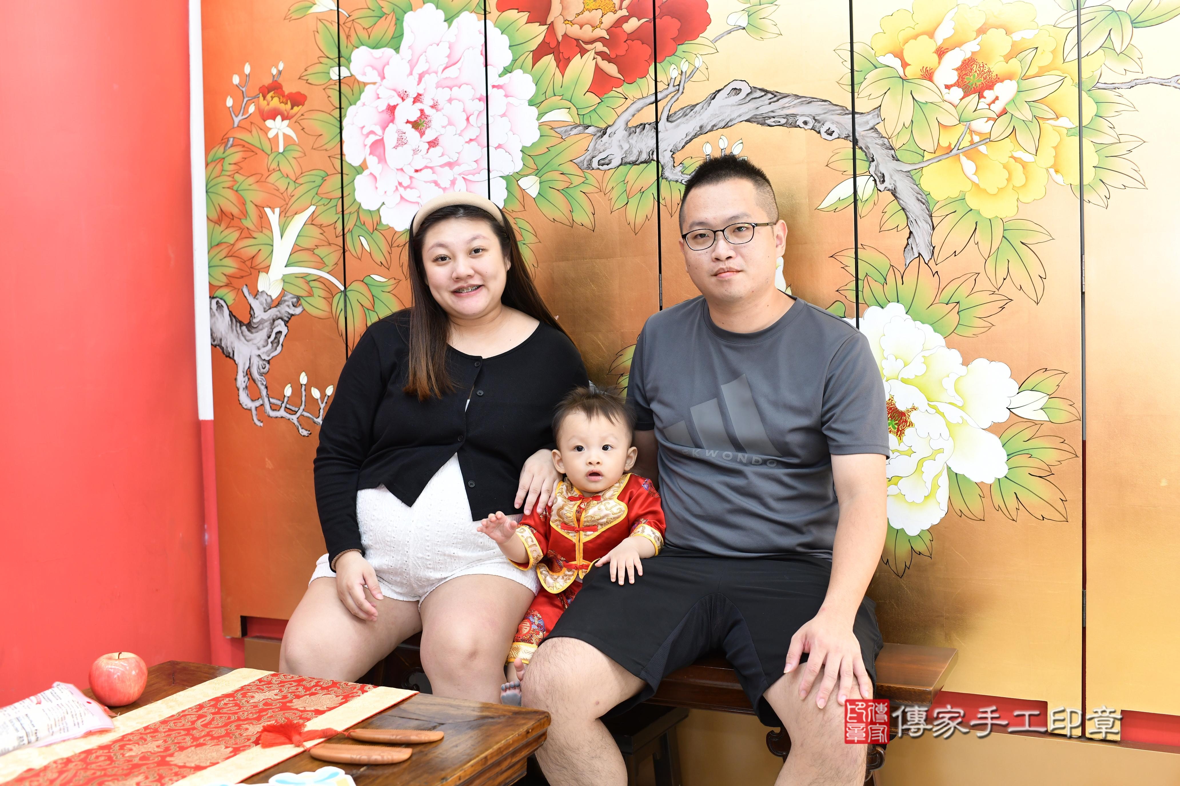 傳家手工印章高雄店、抓周、度脺、美式風會場、傳家嬰兒古禮、吉祥話、抓周道具物品24種、拍照。抓周證書。寶寶抓周、滿周歲、生日快樂、祝福 傳家手工印章高雄店、抓周、度脺、美式風會場、傳家嬰兒古禮、吉祥話、抓周道具物品24種、拍照。抓周證書。寶寶抓周、滿周歲、生日快樂、祝福