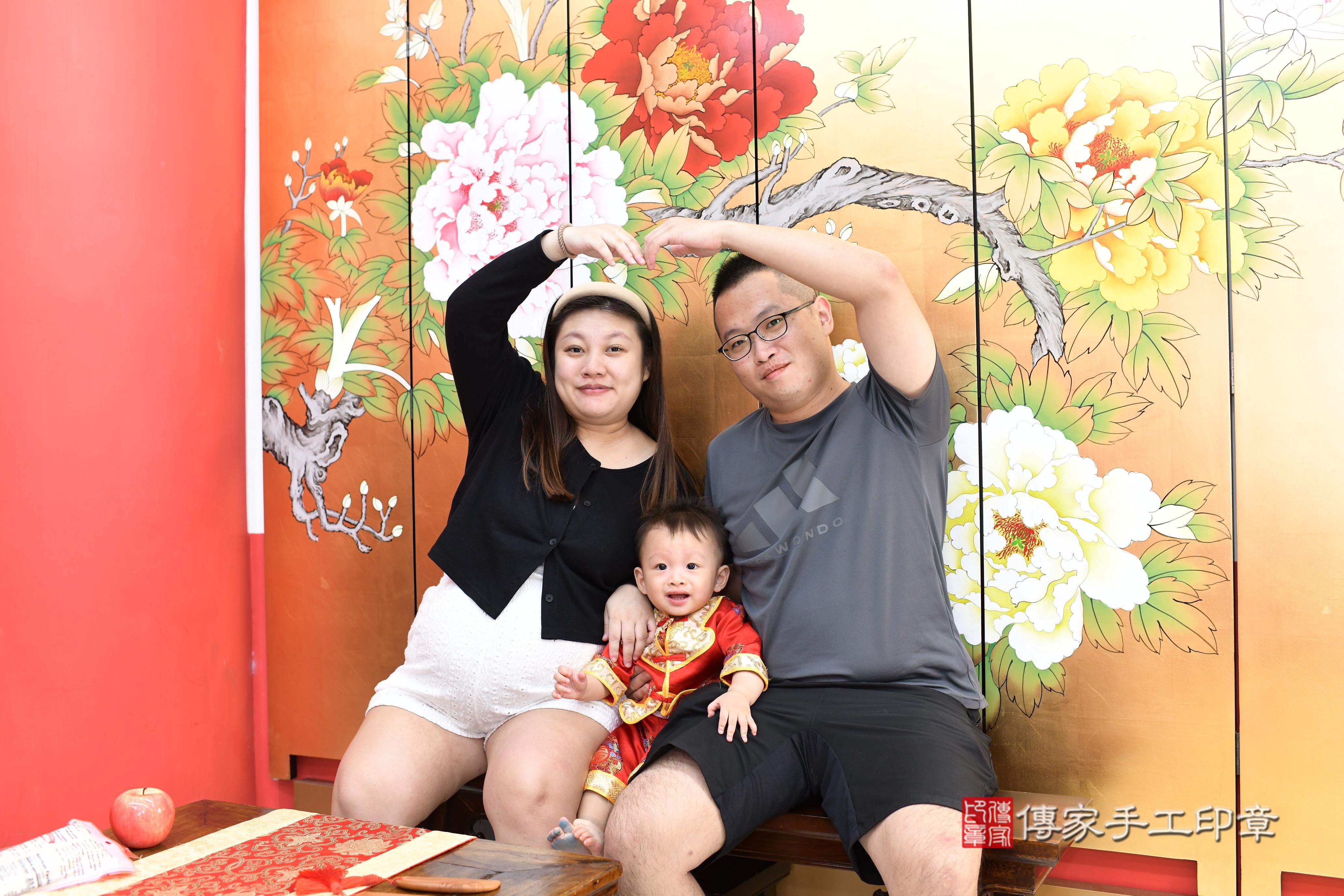 傳家手工印章高雄店、抓周、度脺、美式風會場、傳家嬰兒古禮、吉祥話、抓周道具物品24種、拍照。抓周證書。寶寶抓周、滿周歲、生日快樂、祝福 傳家手工印章高雄店、抓周、度脺、美式風會場、傳家嬰兒古禮、吉祥話、抓周道具物品24種、拍照。抓周證書。寶寶抓周、滿周歲、生日快樂、祝福