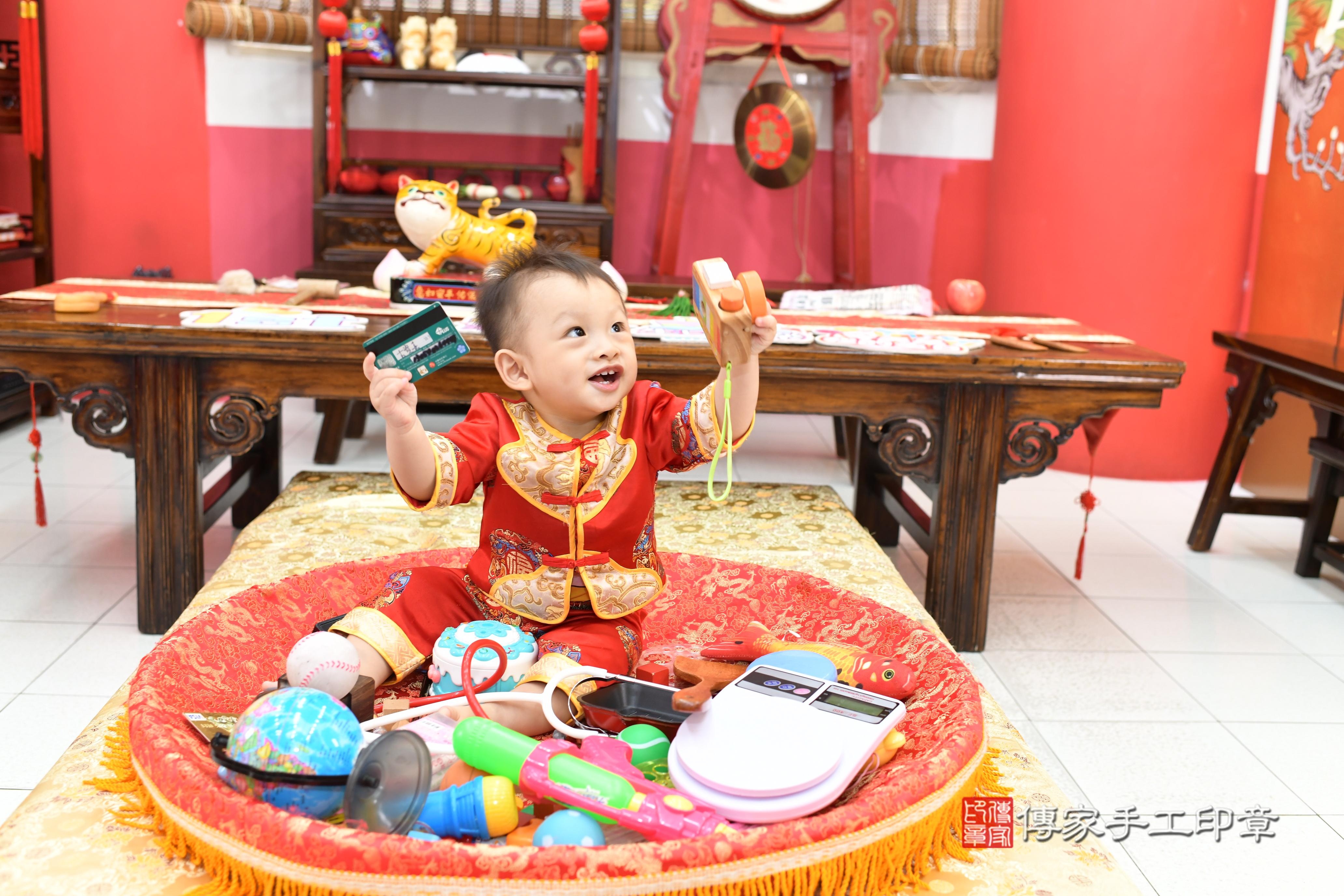 傳家手工印章高雄店、抓周、度脺、美式風會場、傳家嬰兒古禮、吉祥話、抓周道具物品24種、拍照。抓周證書。寶寶抓周、滿周歲、生日快樂、祝福 傳家手工印章高雄店、抓周、度脺、美式風會場、傳家嬰兒古禮、吉祥話、抓周道具物品24種、拍照。抓周證書。寶寶抓周、滿周歲、生日快樂、祝福