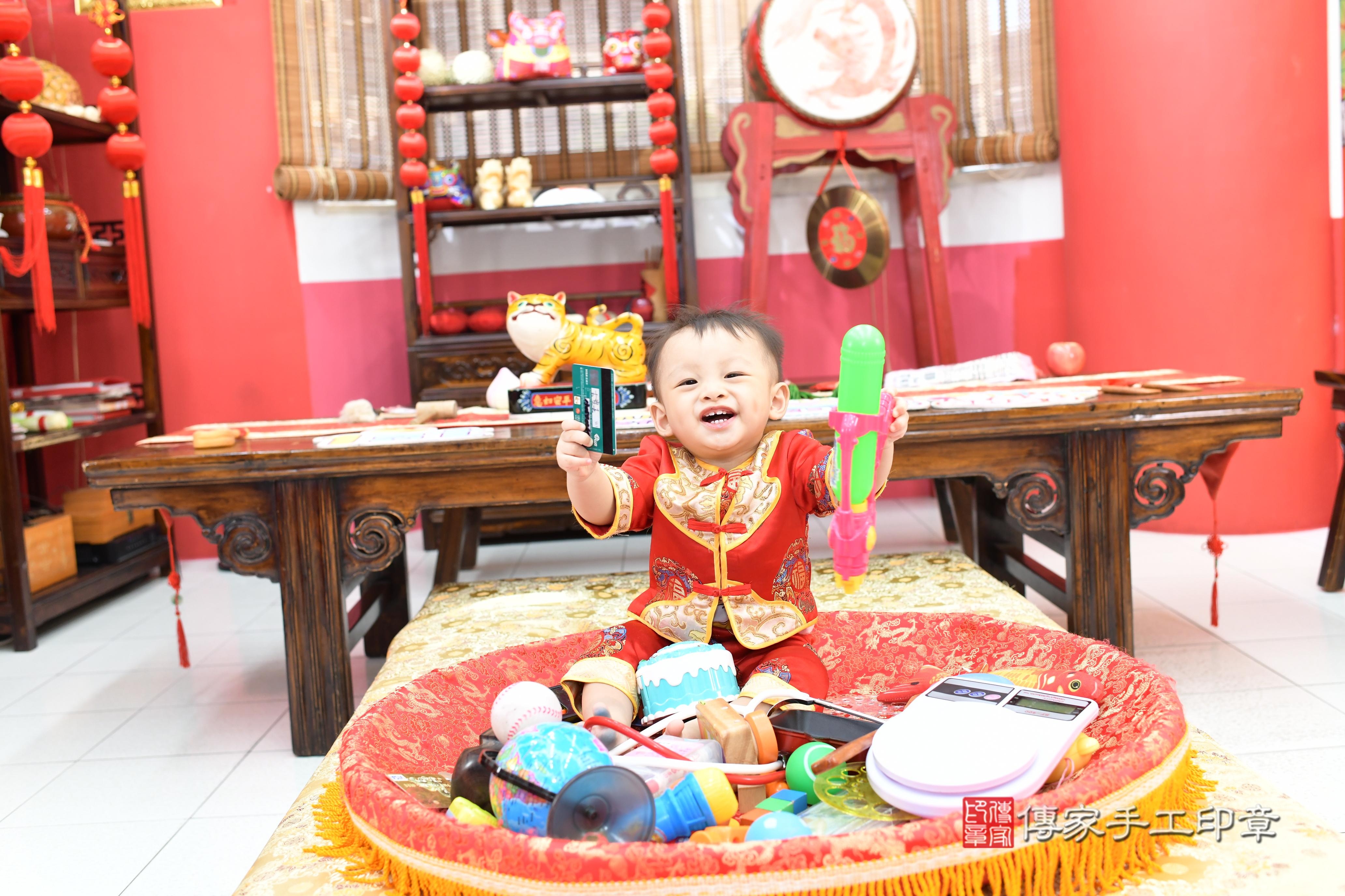 傳家手工印章高雄店、抓周、度脺、美式風會場、傳家嬰兒古禮、吉祥話、抓周道具物品24種、拍照。抓周證書。寶寶抓周、滿周歲、生日快樂、祝福 傳家手工印章高雄店、抓周、度脺、美式風會場、傳家嬰兒古禮、吉祥話、抓周道具物品24種、拍照。抓周證書。寶寶抓周、滿周歲、生日快樂、祝福