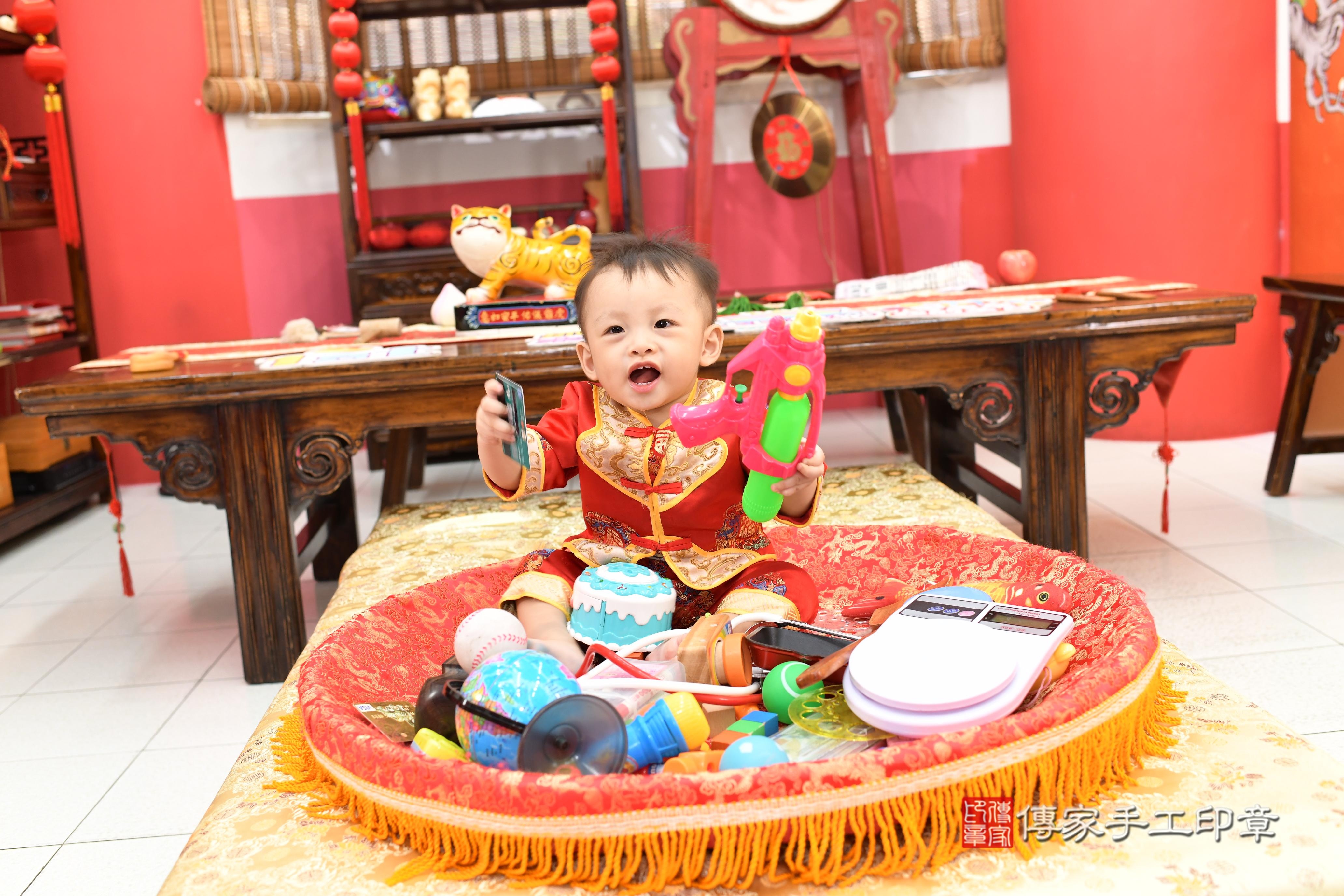 傳家手工印章高雄店、抓周、度脺、美式風會場、傳家嬰兒古禮、吉祥話、抓周道具物品24種、拍照。抓周證書。寶寶抓周、滿周歲、生日快樂、祝福 傳家手工印章高雄店、抓周、度脺、美式風會場、傳家嬰兒古禮、吉祥話、抓周道具物品24種、拍照。抓周證書。寶寶抓周、滿周歲、生日快樂、祝福