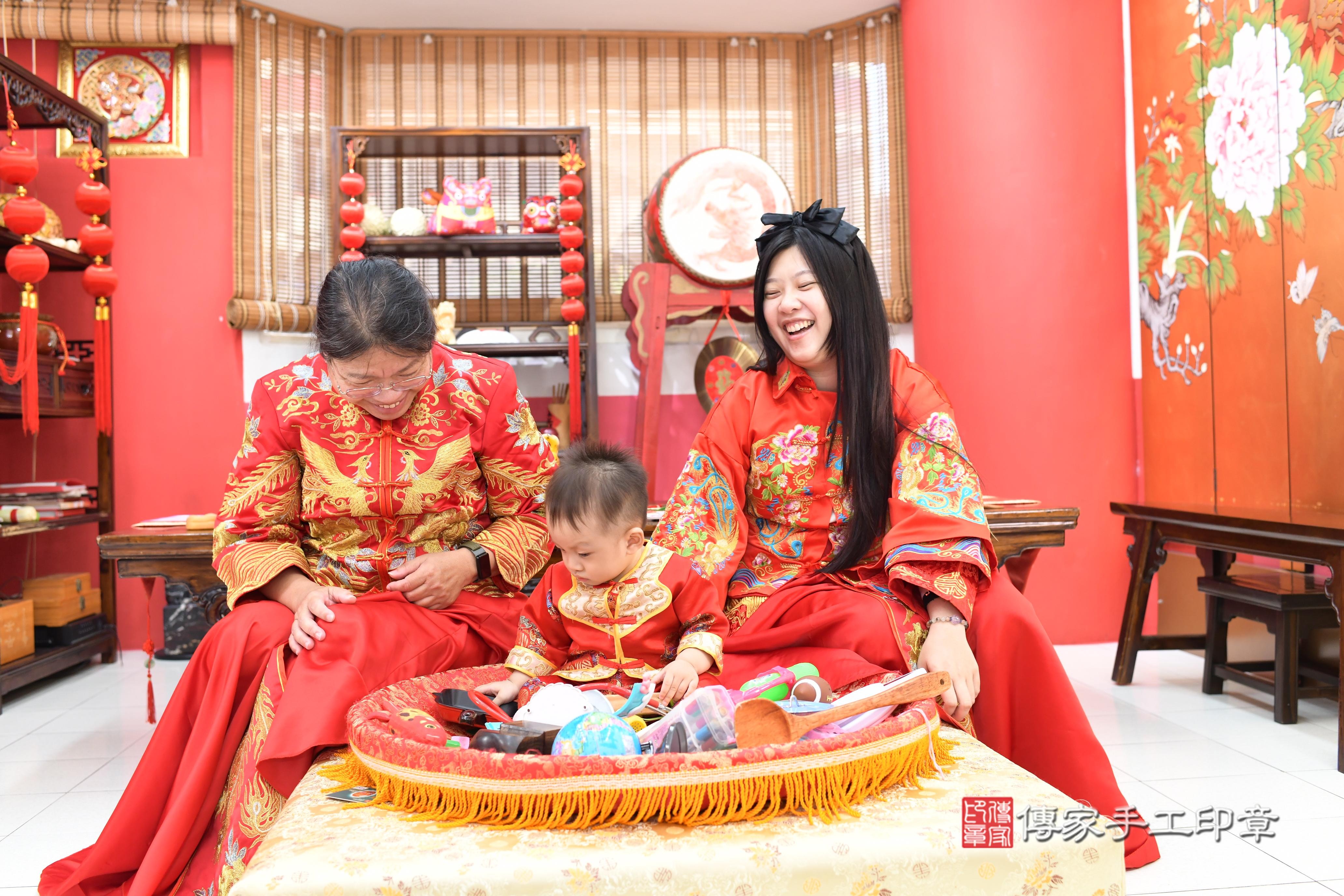 傳家手工印章高雄店、抓周、度脺、美式風會場、傳家嬰兒古禮、吉祥話、抓周道具物品24種、拍照。抓周證書。寶寶抓周、滿周歲、生日快樂、祝福 傳家手工印章高雄店、抓周、度脺、美式風會場、傳家嬰兒古禮、吉祥話、抓周道具物品24種、拍照。抓周證書。寶寶抓周、滿周歲、生日快樂、祝福