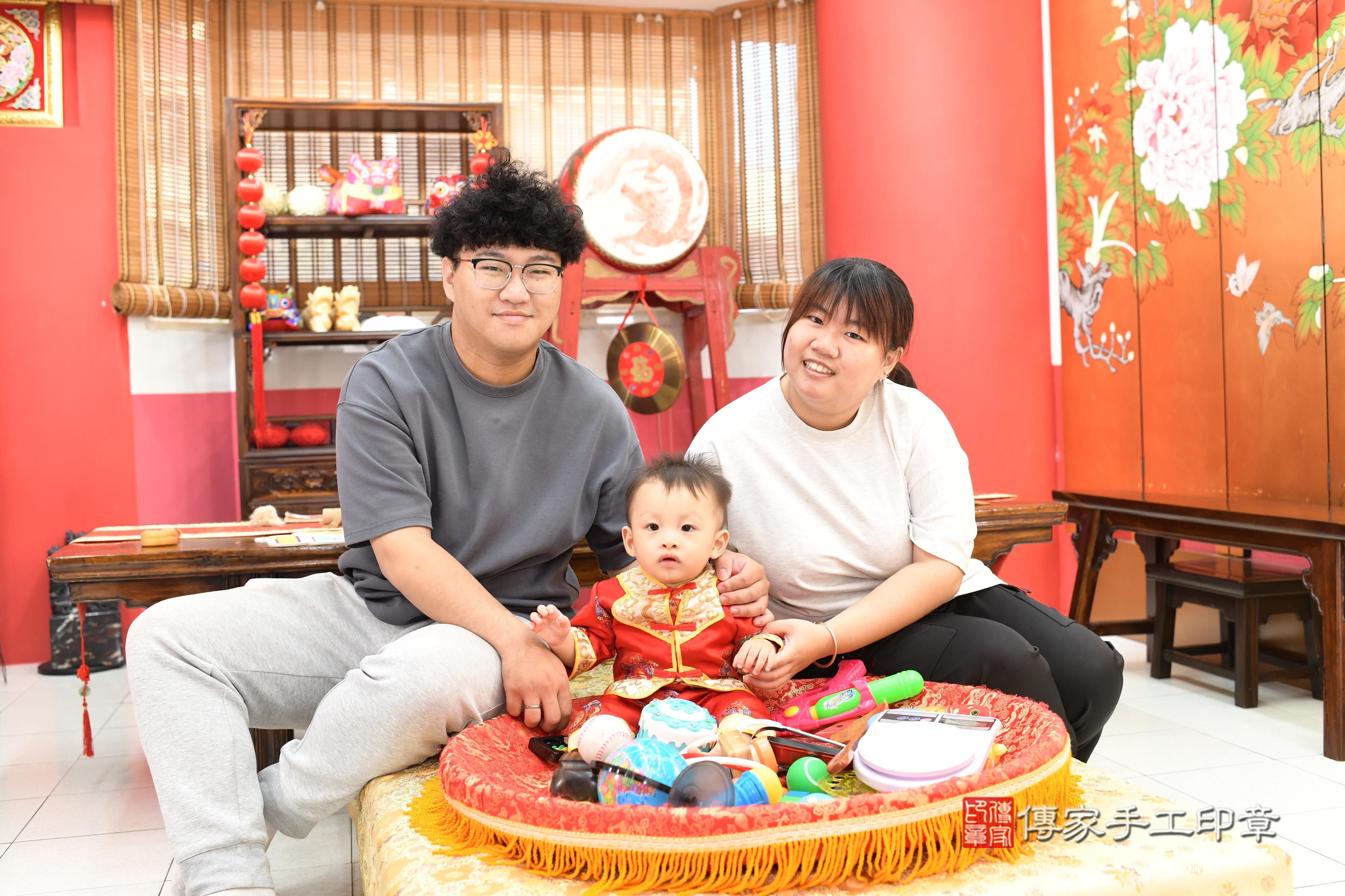 傳家手工印章高雄店、抓周、度脺、美式風會場、傳家嬰兒古禮、吉祥話、抓周道具物品24種、拍照。抓周證書。寶寶抓周、滿周歲、生日快樂、祝福 傳家手工印章高雄店、抓周、度脺、美式風會場、傳家嬰兒古禮、吉祥話、抓周道具物品24種、拍照。抓周證書。寶寶抓周、滿周歲、生日快樂、祝福