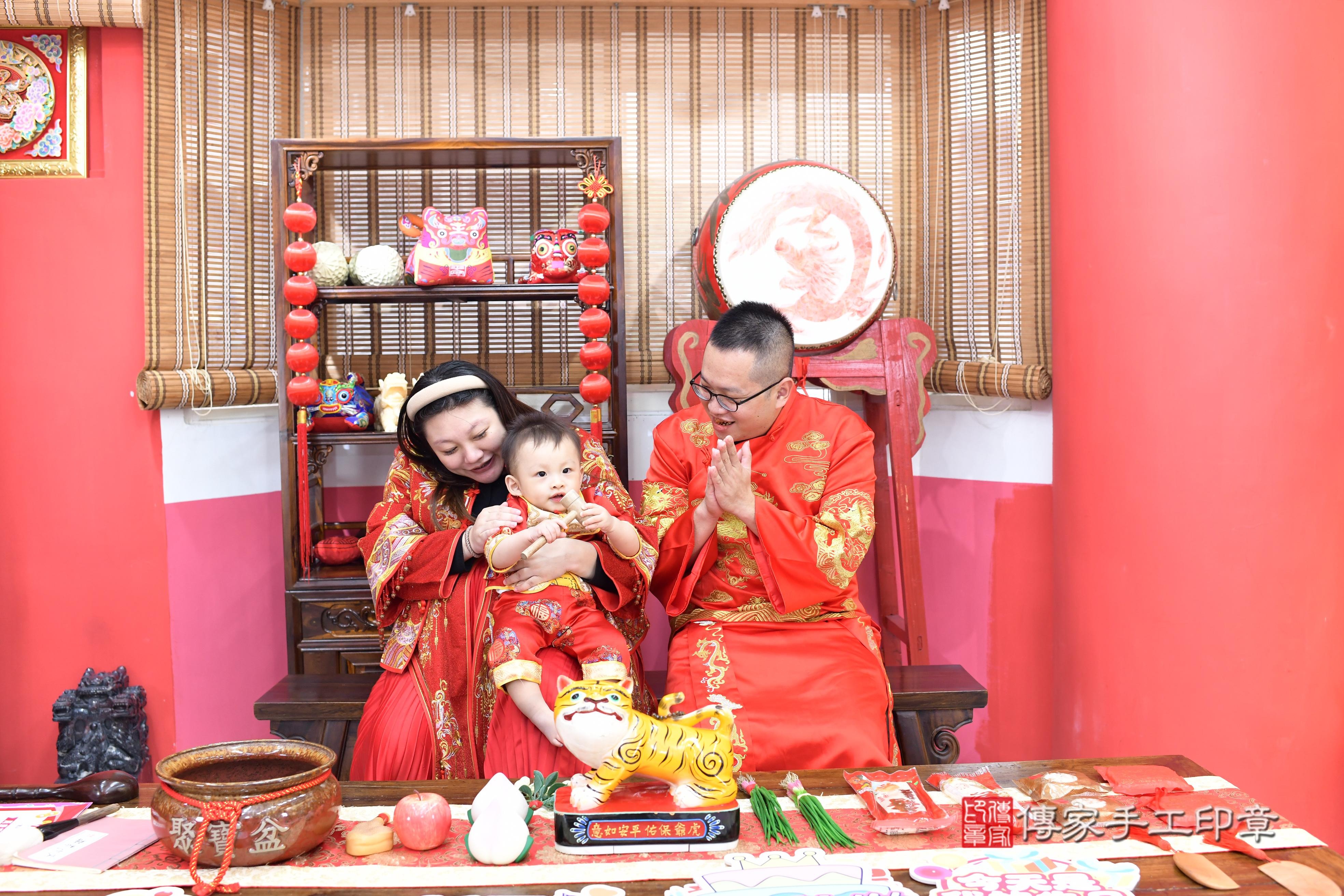 傳家手工印章高雄店、抓周、度脺、美式風會場、傳家嬰兒古禮、吉祥話、抓周道具物品24種、拍照。抓周證書。寶寶抓周、滿周歲、生日快樂、祝福 傳家手工印章高雄店、抓周、度脺、美式風會場、傳家嬰兒古禮、吉祥話、抓周道具物品24種、拍照。抓周證書。寶寶抓周、滿周歲、生日快樂、祝福