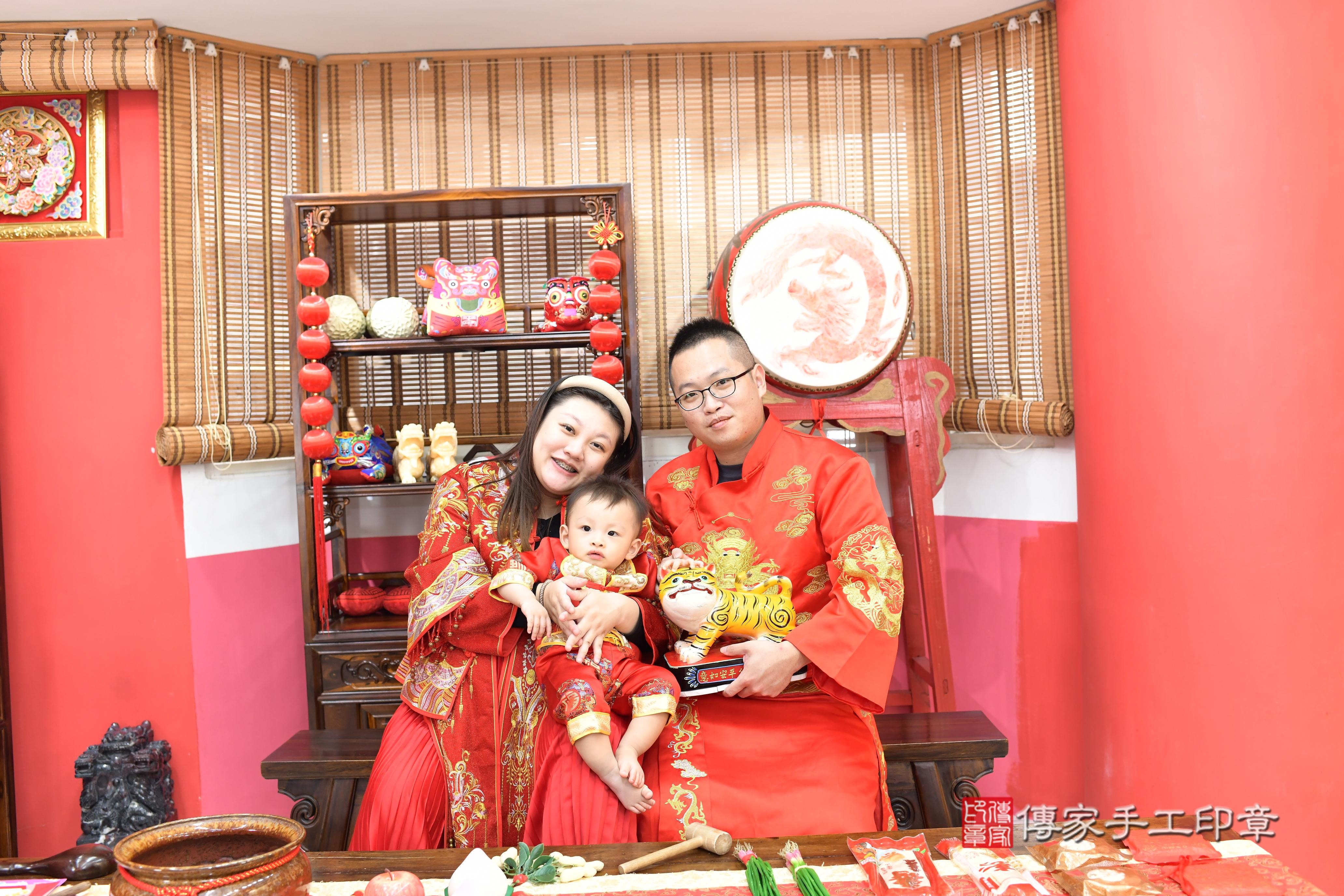 傳家手工印章高雄店、抓周、度脺、美式風會場、傳家嬰兒古禮、吉祥話、抓周道具物品24種、拍照。抓周證書。寶寶抓周、滿周歲、生日快樂、祝福 傳家手工印章高雄店、抓周、度脺、美式風會場、傳家嬰兒古禮、吉祥話、抓周道具物品24種、拍照。抓周證書。寶寶抓周、滿周歲、生日快樂、祝福