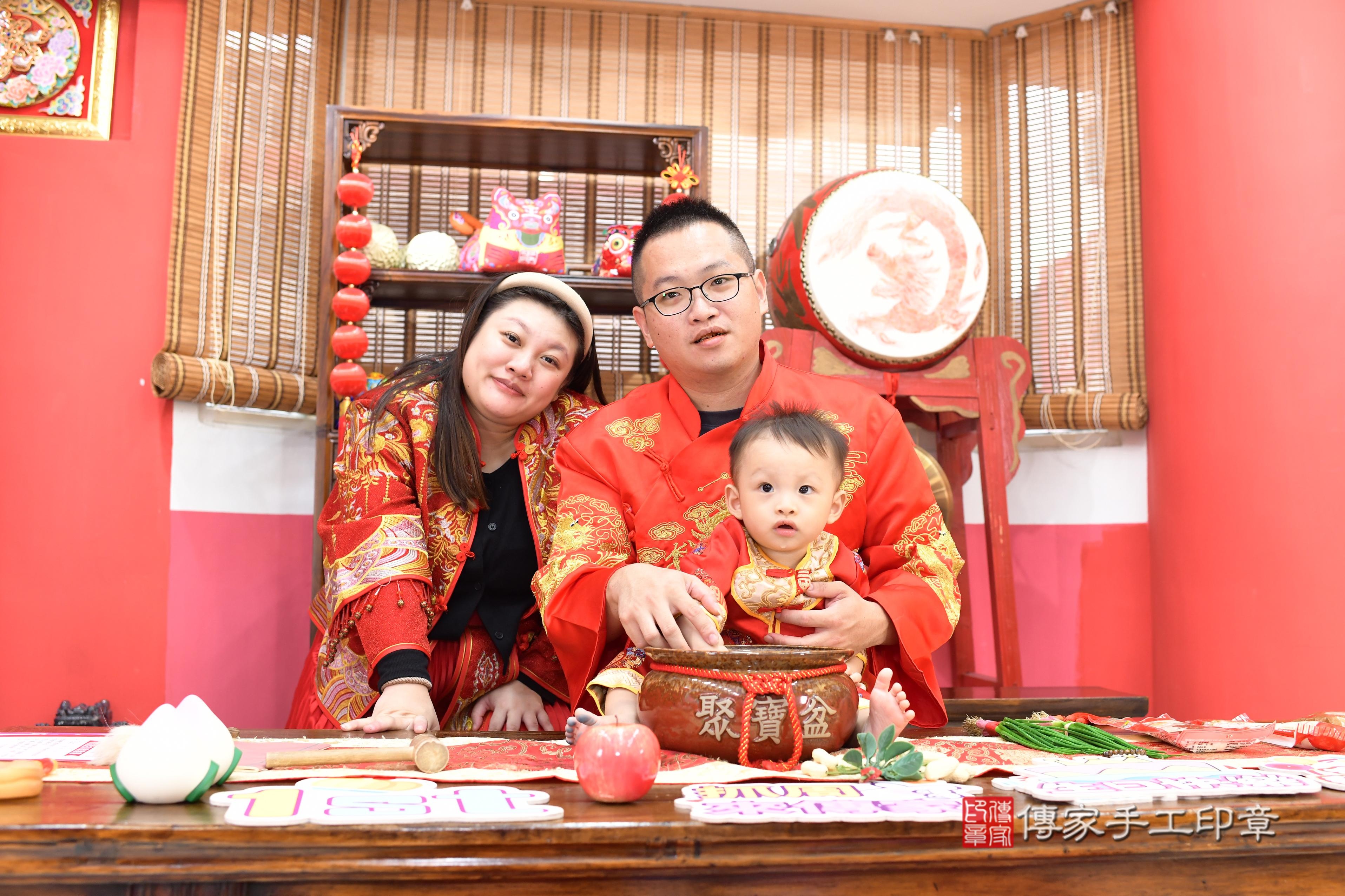 傳家手工印章高雄店、抓周、度脺、美式風會場、傳家嬰兒古禮、吉祥話、抓周道具物品24種、拍照。抓周證書。寶寶抓周、滿周歲、生日快樂、祝福 傳家手工印章高雄店、抓周、度脺、美式風會場、傳家嬰兒古禮、吉祥話、抓周道具物品24種、拍照。抓周證書。寶寶抓周、滿周歲、生日快樂、祝福