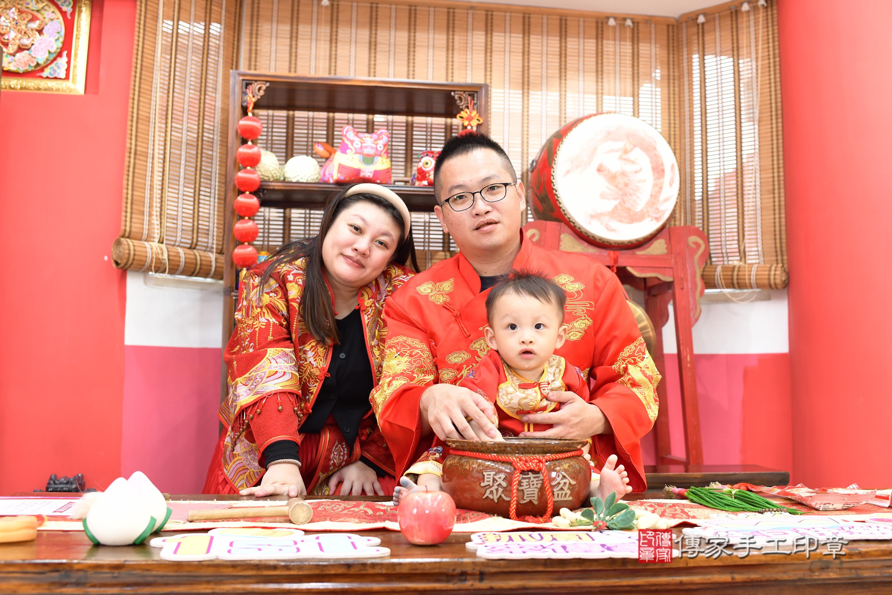 傳家手工印章高雄店、抓周、度脺、美式風會場、傳家嬰兒古禮、吉祥話、抓周道具物品24種、拍照。抓周證書。寶寶抓周、滿周歲、生日快樂、祝福