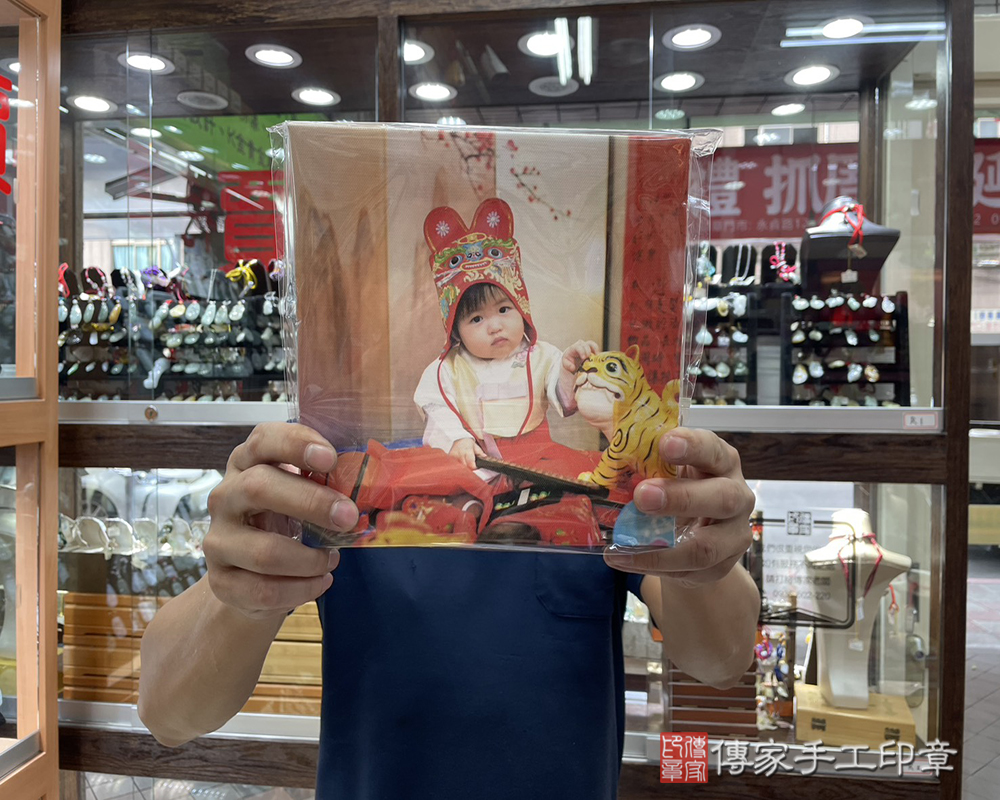 新北市新莊區小紜寶貝抓周推薦：傳家新北店抓周度脺中國風會場，嬰兒古禮抓周流程儀式吉祥話、抓周道具物品24種、拍照。抓周證書。2025.10.30