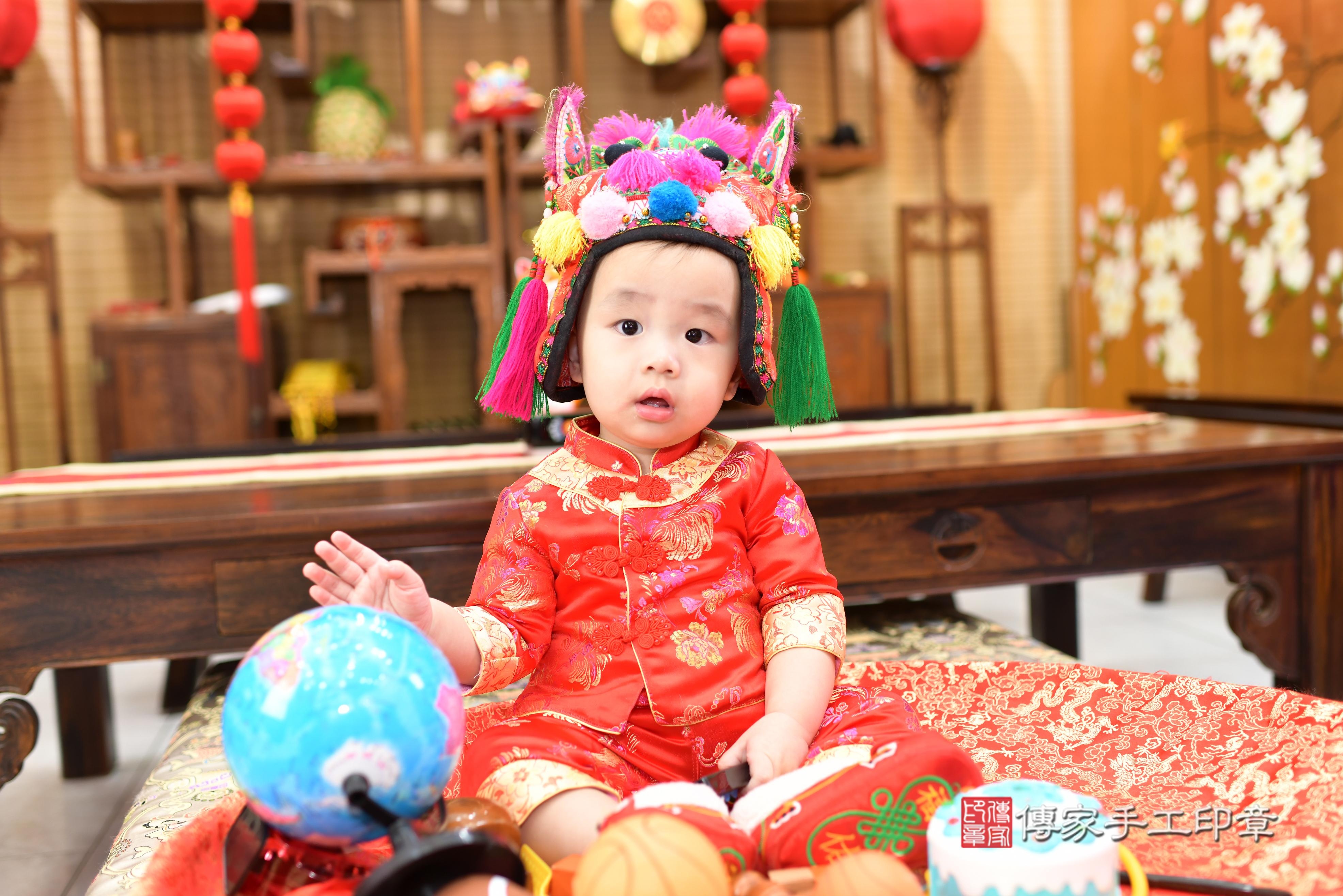 傳家手工印章高雄店、抓周、度脺、中國風會場、傳家嬰兒古禮、吉祥話、抓周道具物品24種、拍照。抓周證書。寶寶抓周、滿周歲、生日快樂、祝福