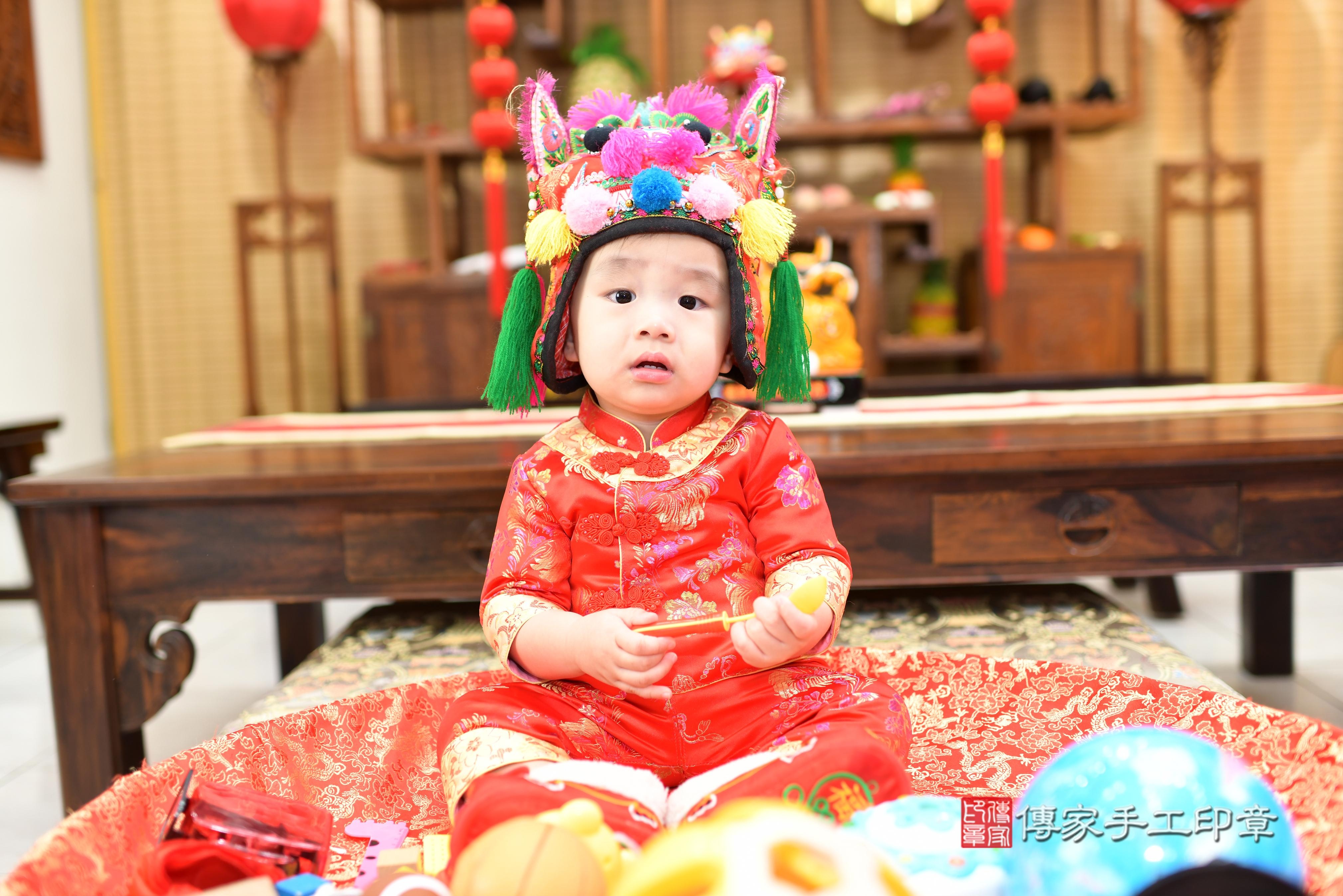 傳家手工印章高雄店、抓周、度脺、中國風會場、傳家嬰兒古禮、吉祥話、抓周道具物品24種、拍照。抓周證書。寶寶抓周、滿周歲、生日快樂、祝福