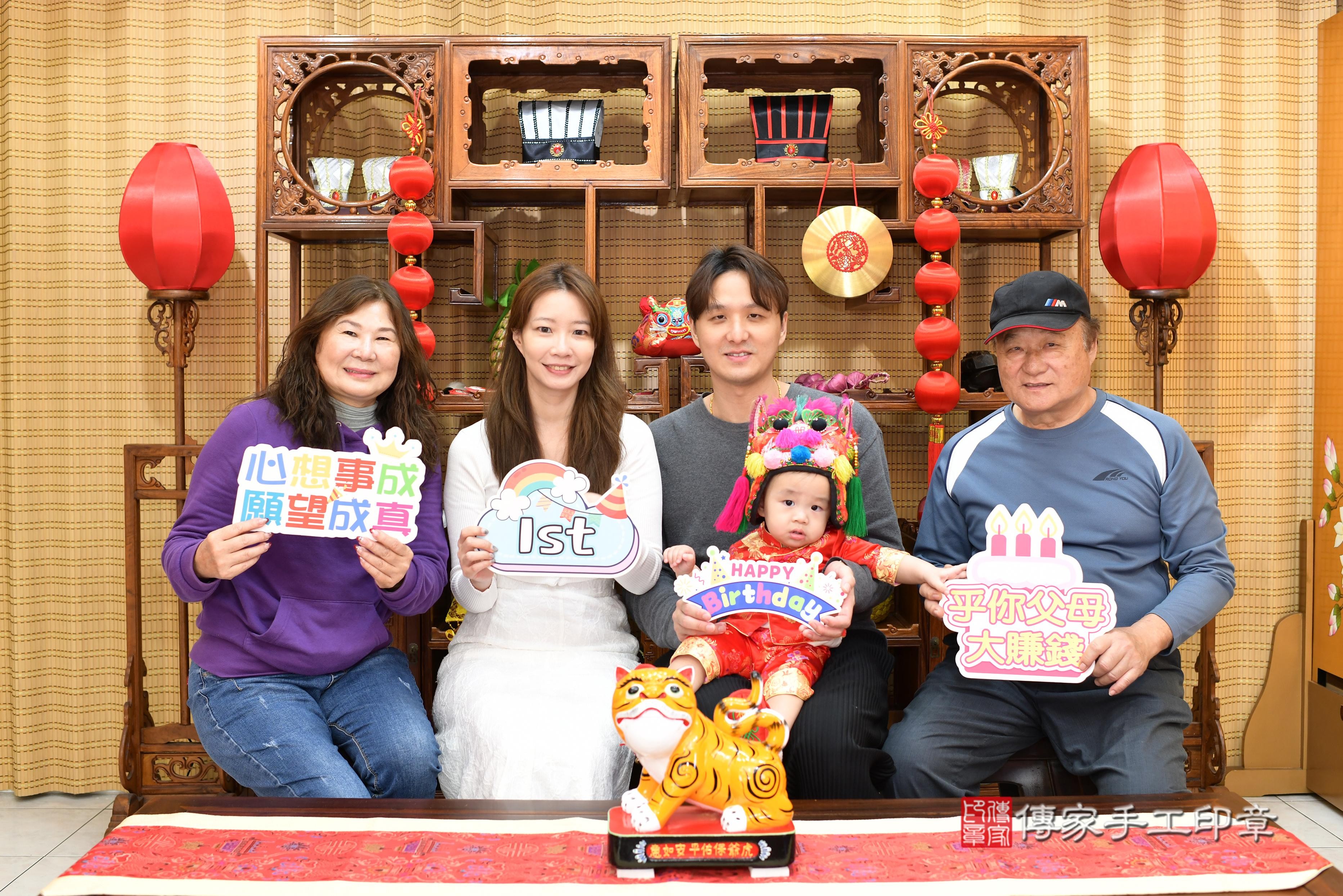 傳家手工印章高雄店、抓周、度脺、中國風會場、傳家嬰兒古禮、吉祥話、抓周道具物品24種、拍照。抓周證書。寶寶抓周、滿周歲、生日快樂、祝福