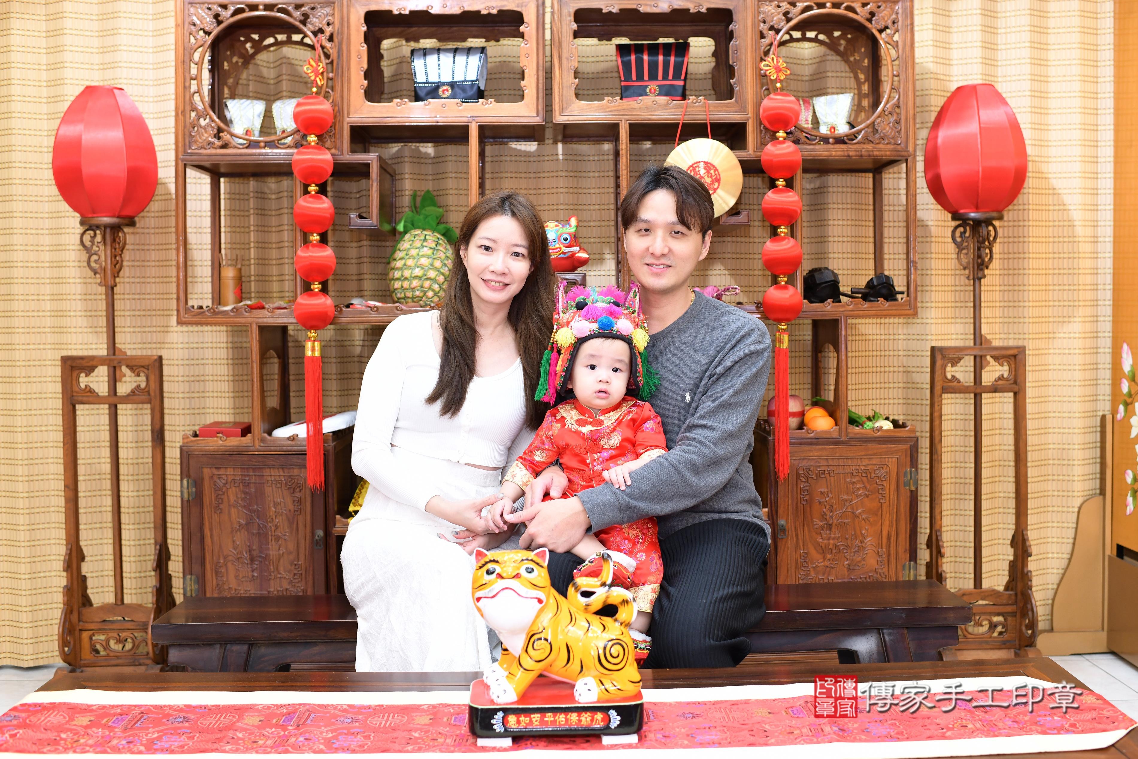 傳家手工印章高雄店、抓周、度脺、中國風會場、傳家嬰兒古禮、吉祥話、抓周道具物品24種、拍照。抓周證書。寶寶抓周、滿周歲、生日快樂、祝福