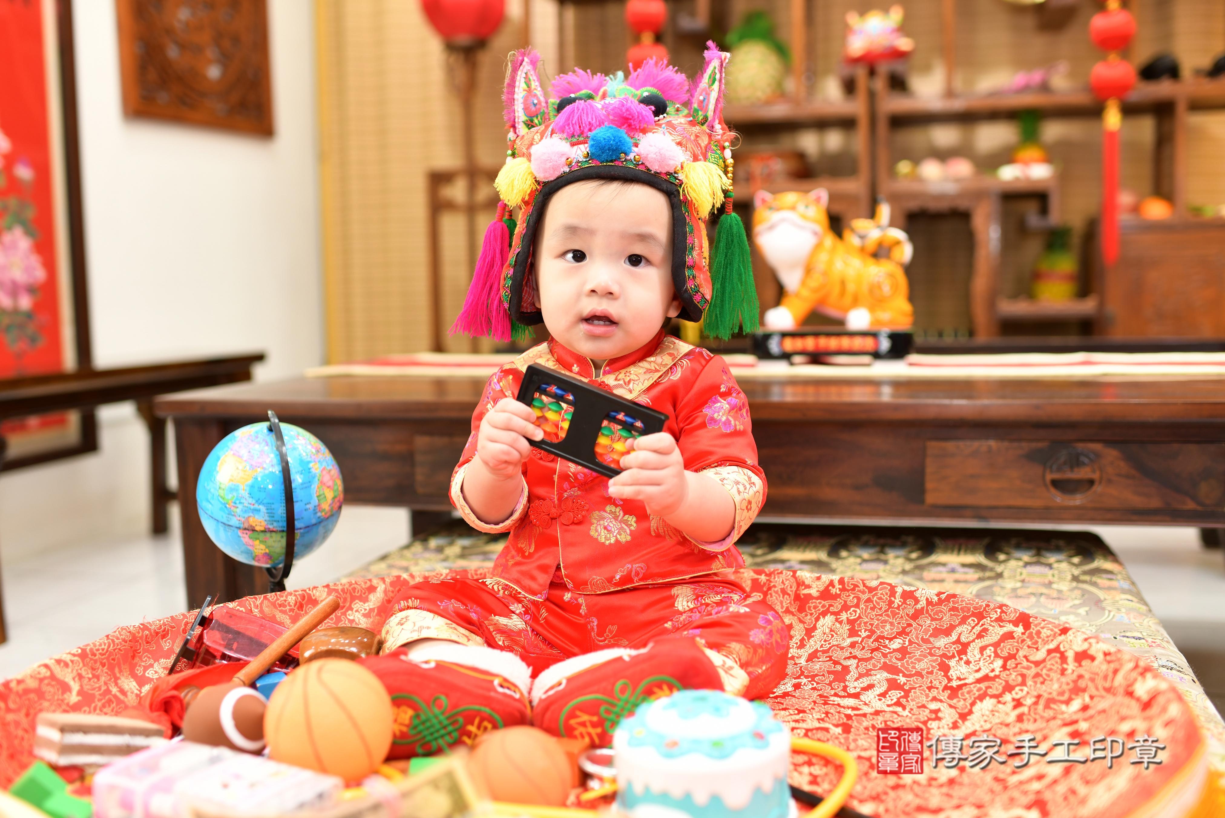 傳家手工印章高雄店、抓周、度脺、中國風會場、傳家嬰兒古禮、吉祥話、抓周道具物品24種、拍照。抓周證書。寶寶抓周、滿周歲、生日快樂、祝福