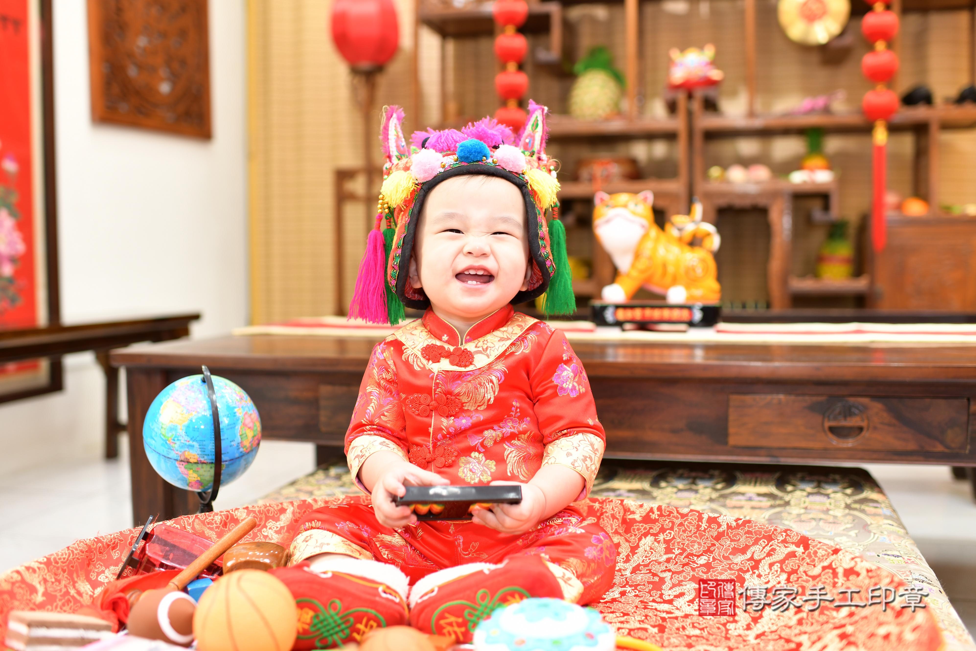 傳家手工印章高雄店、抓周、度脺、中國風會場、傳家嬰兒古禮、吉祥話、抓周道具物品24種、拍照。抓周證書。寶寶抓周、滿周歲、生日快樂、祝福