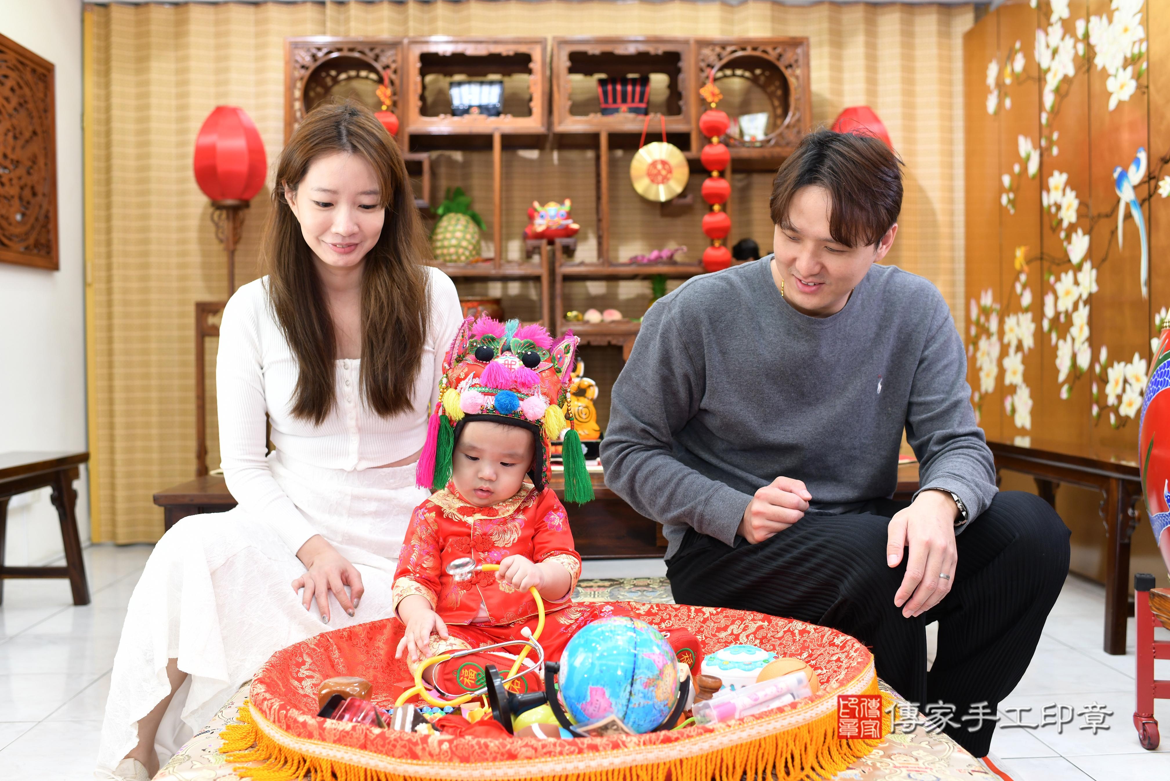傳家手工印章高雄店、抓周、度脺、中國風會場、傳家嬰兒古禮、吉祥話、抓周道具物品24種、拍照。抓周證書。寶寶抓周、滿周歲、生日快樂、祝福