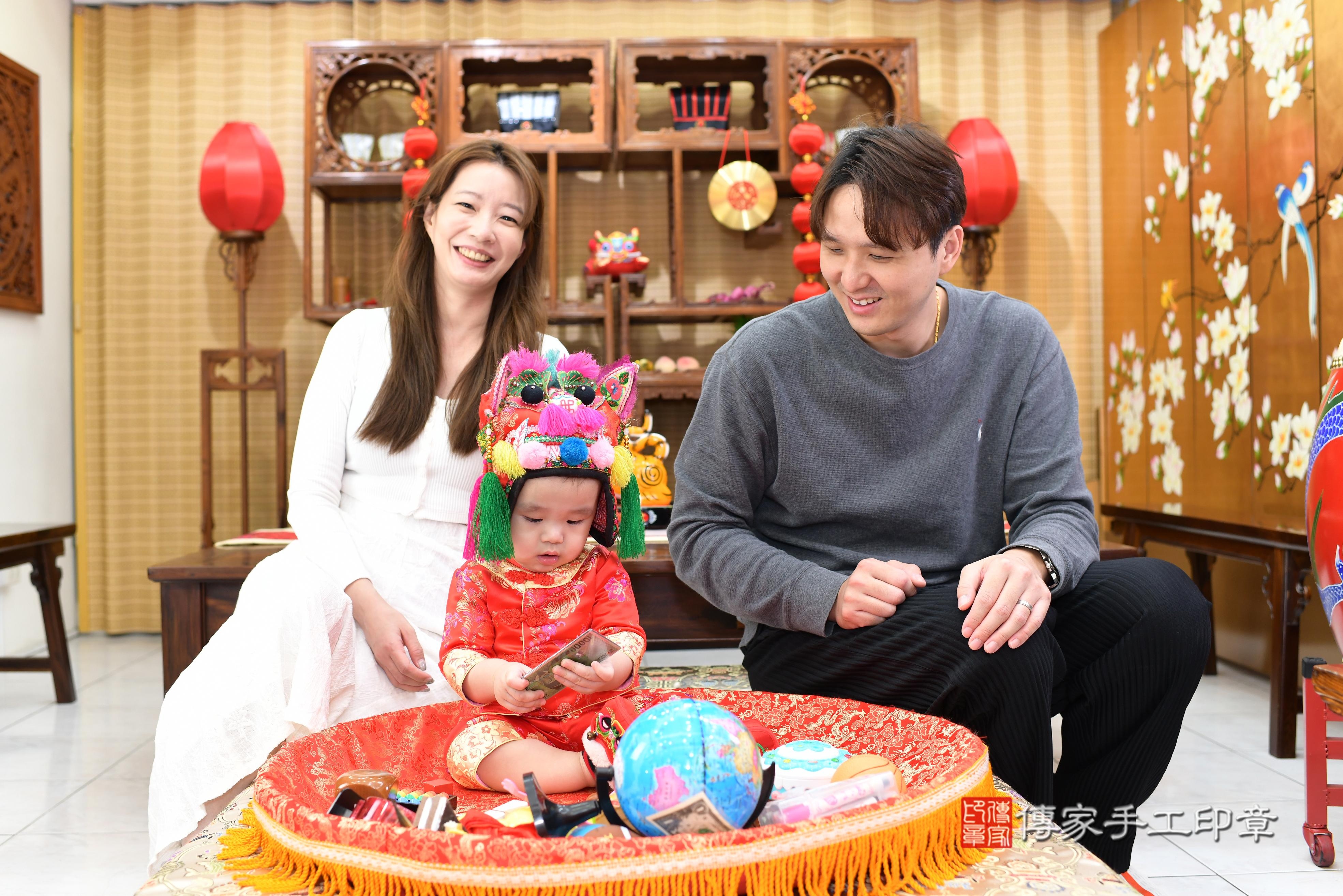 傳家手工印章高雄店、抓周、度脺、中國風會場、傳家嬰兒古禮、吉祥話、抓周道具物品24種、拍照。抓周證書。寶寶抓周、滿周歲、生日快樂、祝福