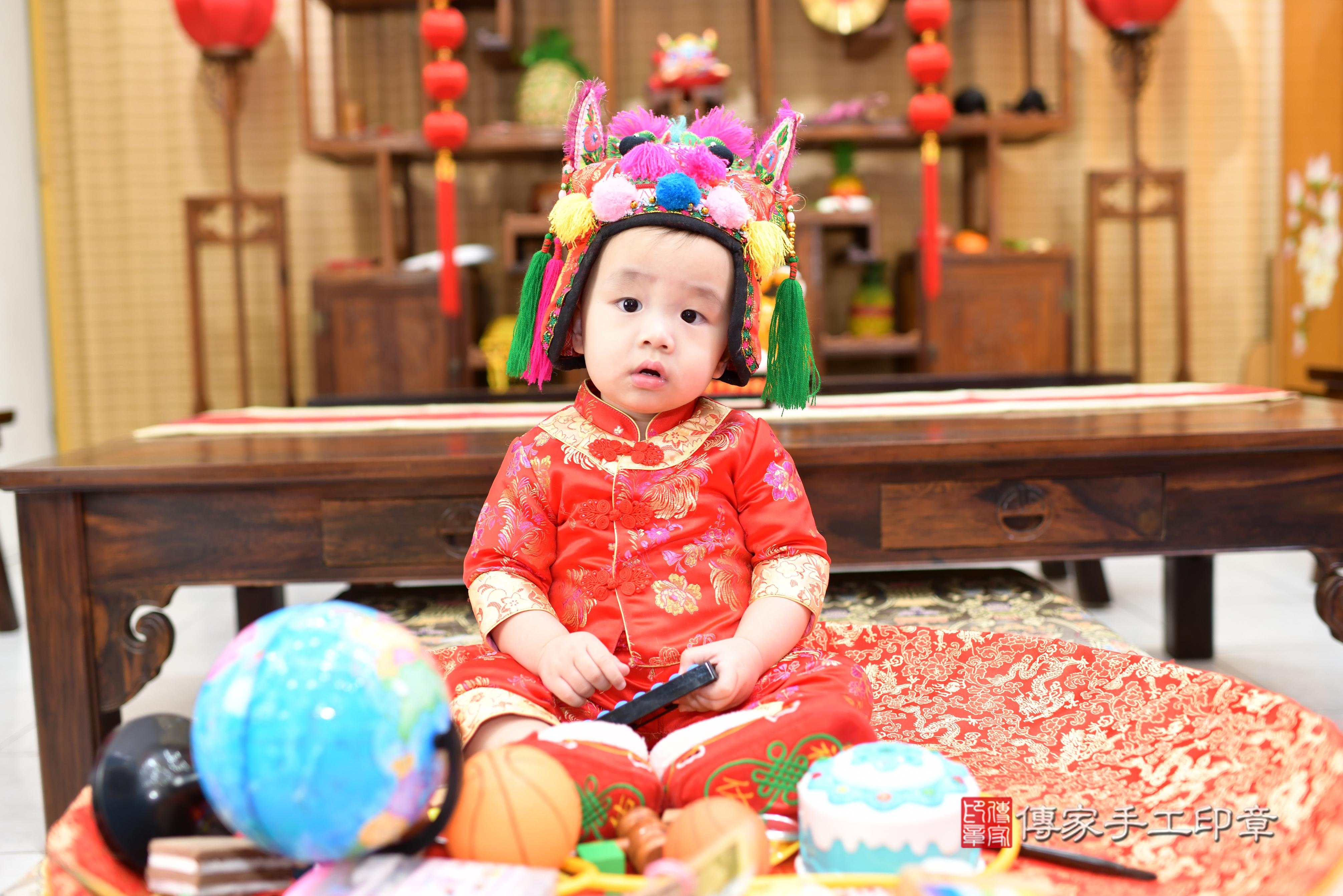 傳家手工印章高雄店、抓周、度脺、中國風會場、傳家嬰兒古禮、吉祥話、抓周道具物品24種、拍照。抓周證書。寶寶抓周、滿周歲、生日快樂、祝福