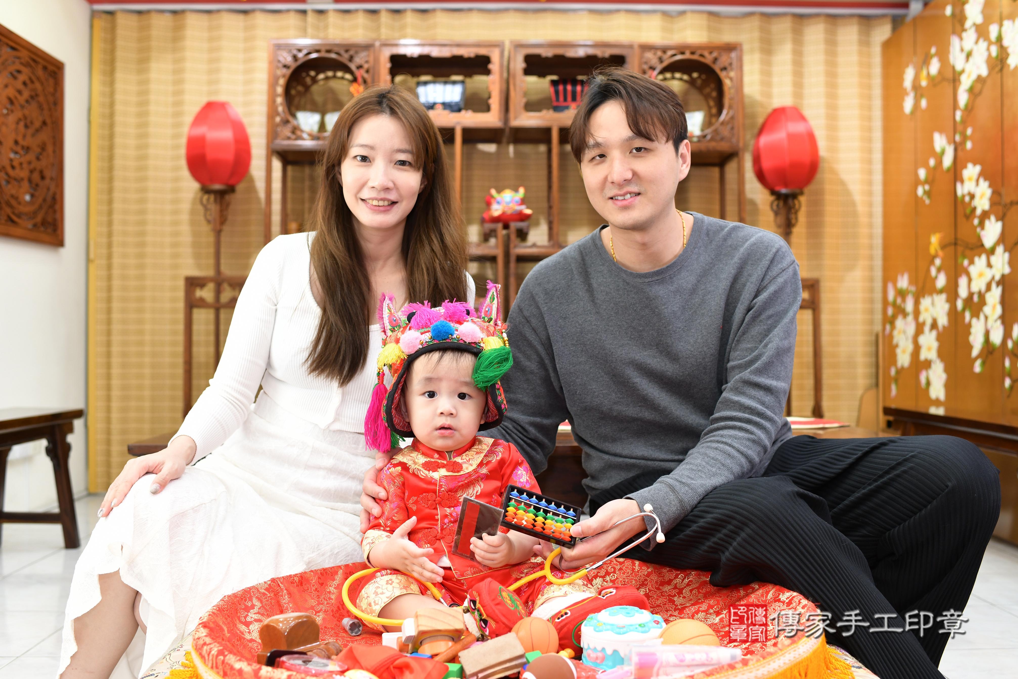 傳家手工印章高雄店、抓周、度脺、中國風會場、傳家嬰兒古禮、吉祥話、抓周道具物品24種、拍照。抓周證書。寶寶抓周、滿周歲、生日快樂、祝福