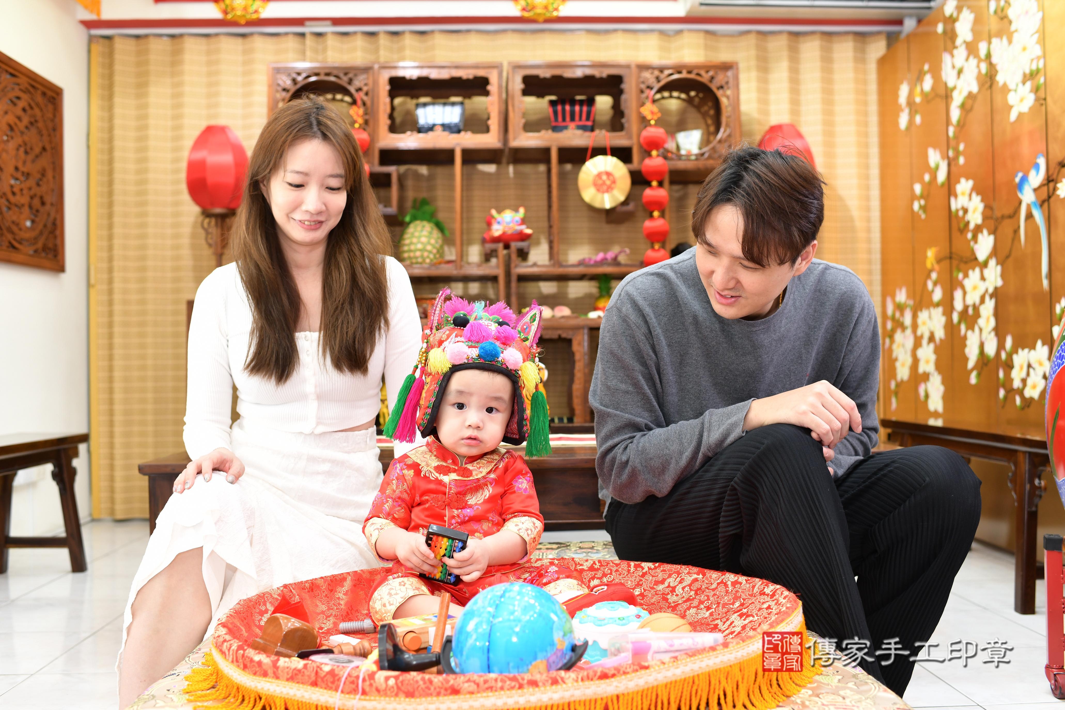 傳家手工印章高雄店、抓周、度脺、中國風會場、傳家嬰兒古禮、吉祥話、抓周道具物品24種、拍照。抓周證書。寶寶抓周、滿周歲、生日快樂、祝福