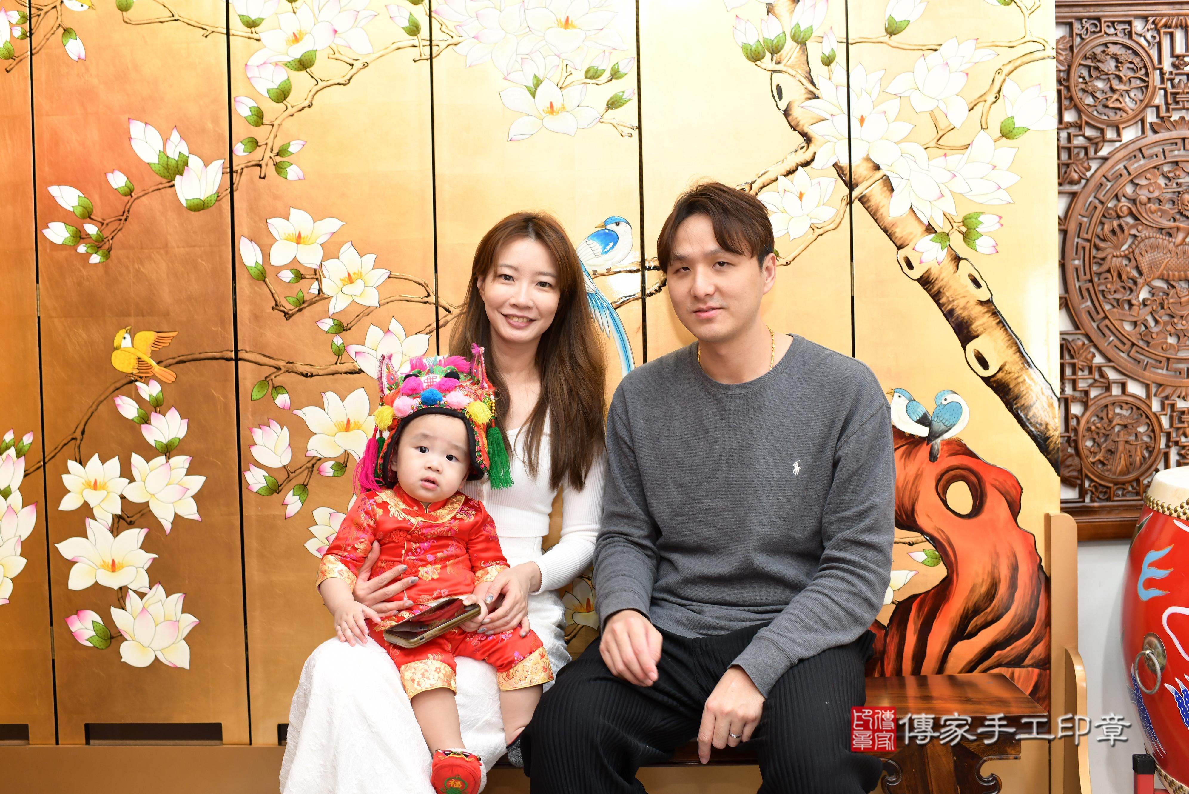 傳家手工印章高雄店、抓周、度脺、中國風會場、傳家嬰兒古禮、吉祥話、抓周道具物品24種、拍照。抓周證書。寶寶抓周、滿周歲、生日快樂、祝福