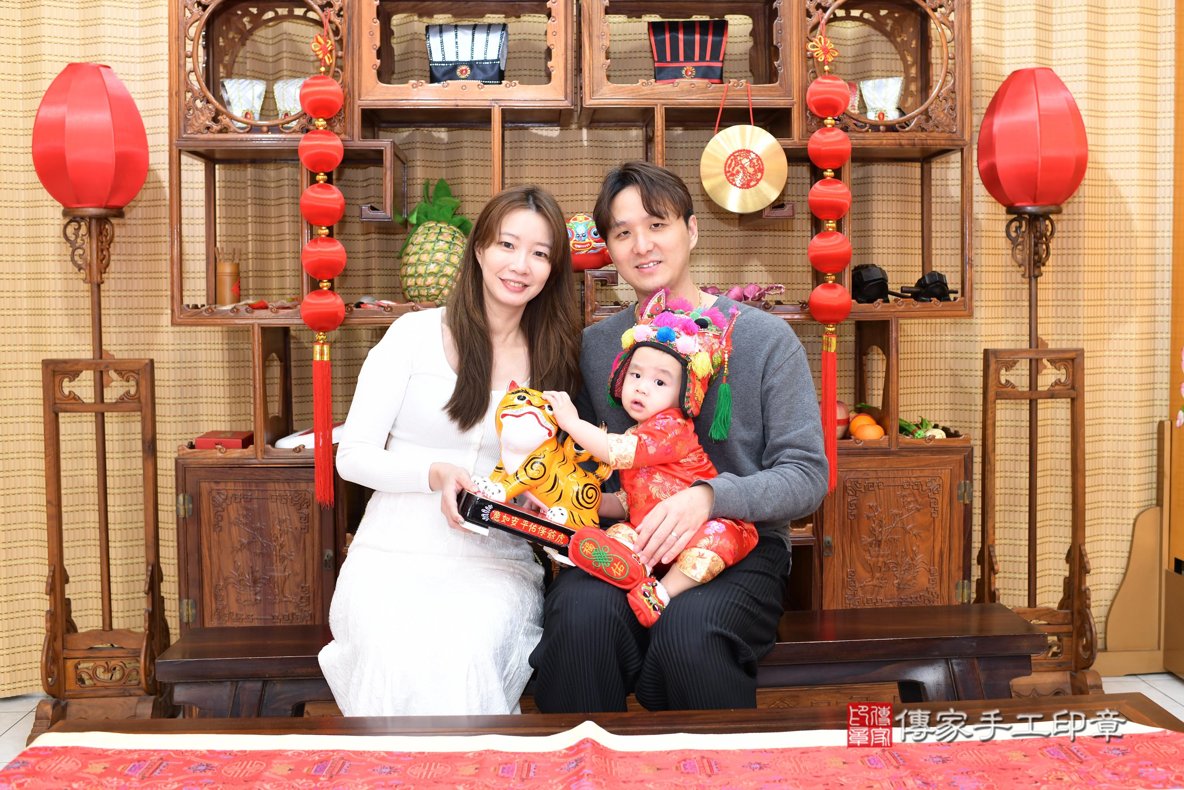 傳家手工印章高雄店、抓周、度脺、中國風會場、傳家嬰兒古禮、吉祥話、抓周道具物品24種、拍照。抓周證書。寶寶抓周、滿周歲、生日快樂、祝福