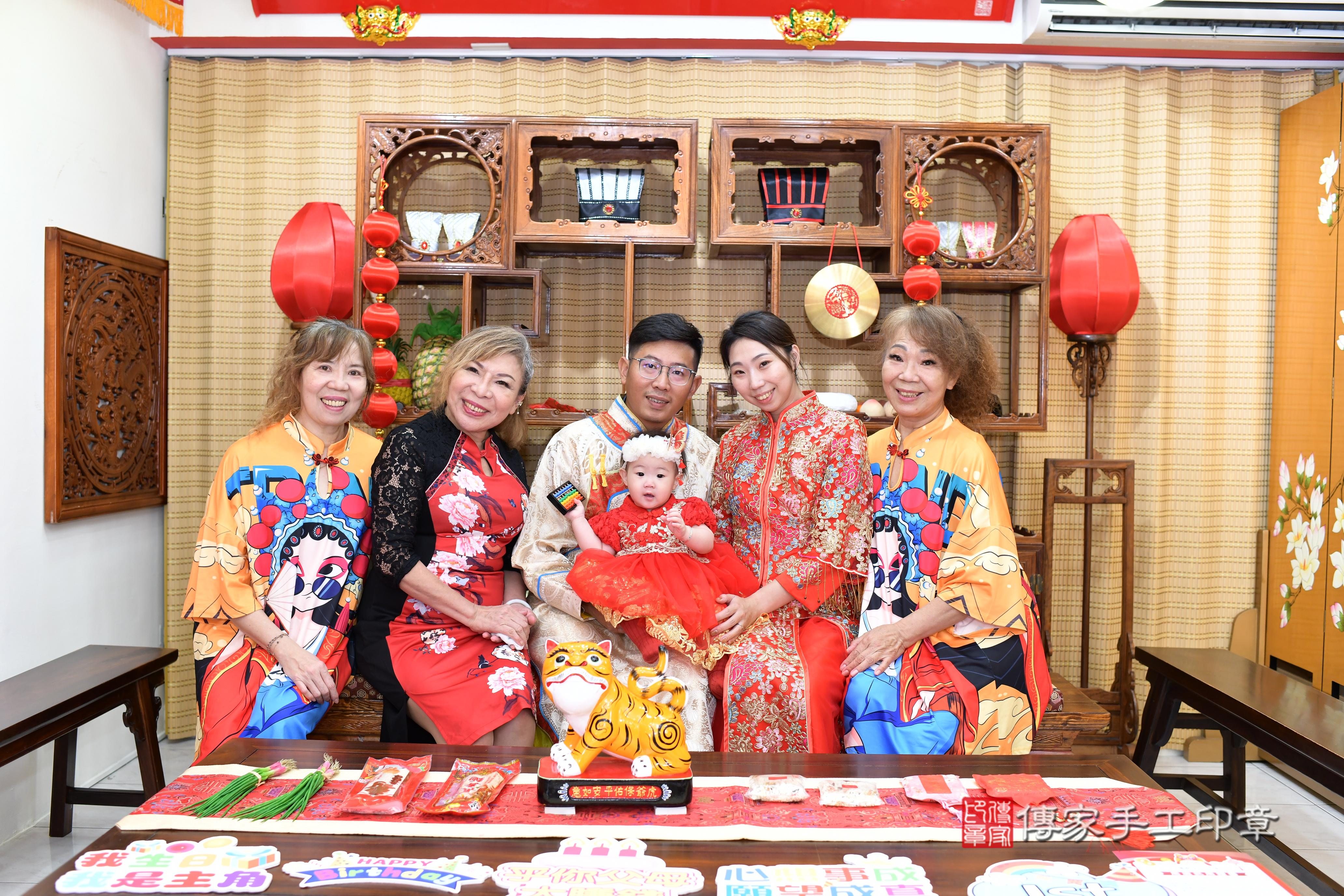 傳家手工印章高雄店、抓周、度脺、中國風會場、傳家嬰兒古禮、吉祥話、抓周道具物品24種、拍照。抓周證書。寶寶抓周、滿周歲、生日快樂、祝福