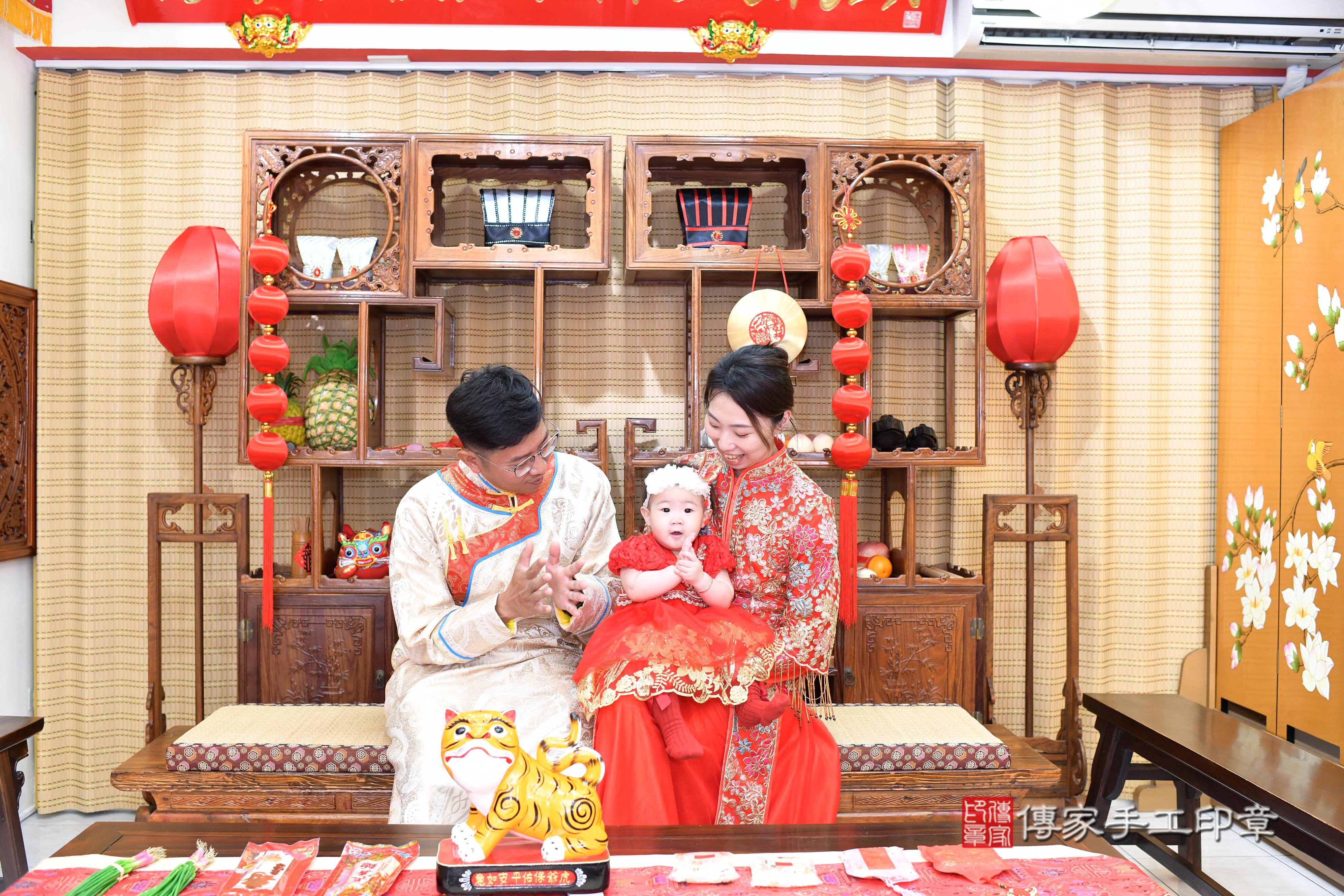 傳家手工印章高雄店、抓周、度脺、中國風會場、傳家嬰兒古禮、吉祥話、抓周道具物品24種、拍照。抓周證書。寶寶抓周、滿周歲、生日快樂、祝福