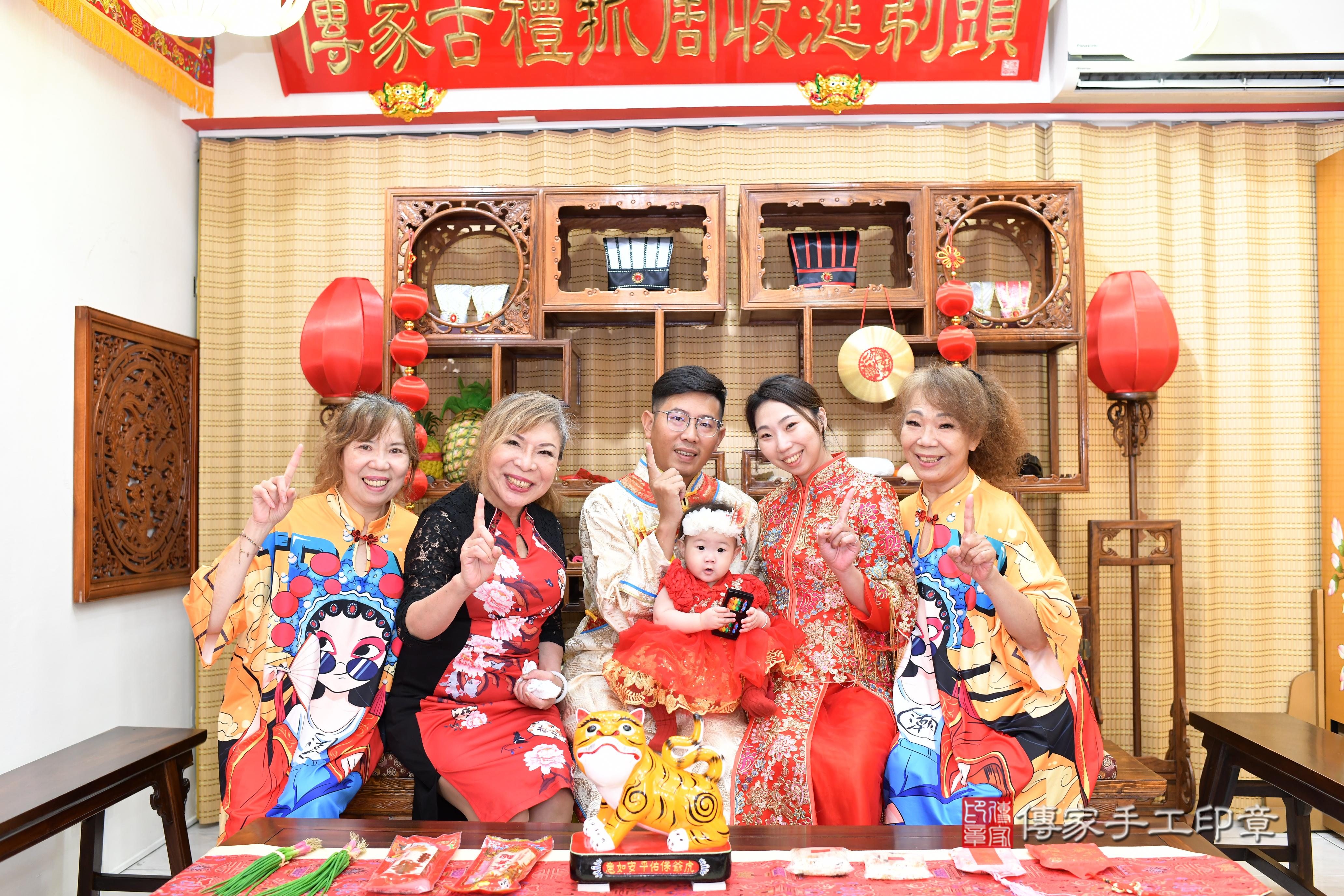 傳家手工印章高雄店、抓周、度脺、中國風會場、傳家嬰兒古禮、吉祥話、抓周道具物品24種、拍照。抓周證書。寶寶抓周、滿周歲、生日快樂、祝福