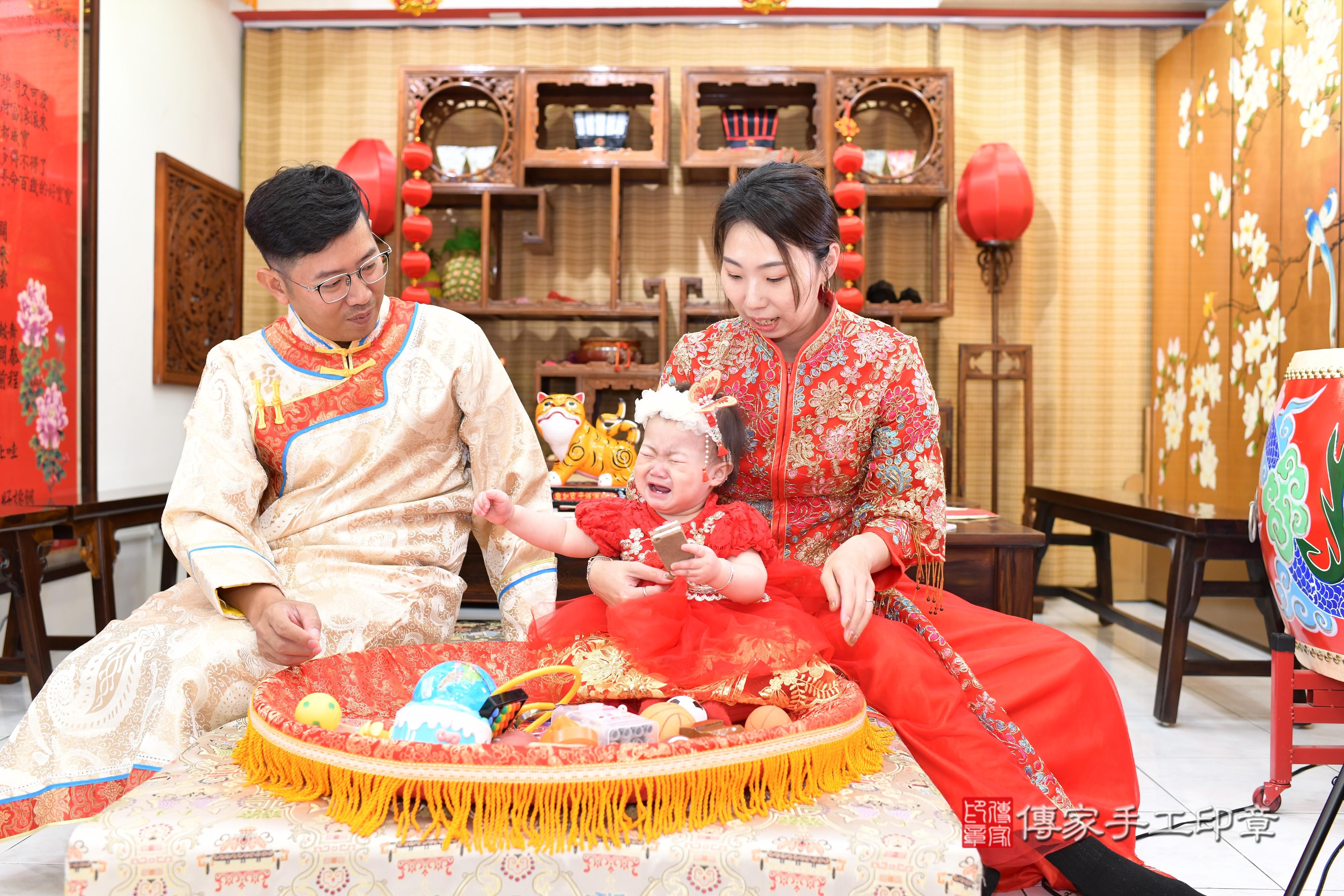 傳家手工印章高雄店、抓周、度脺、中國風會場、傳家嬰兒古禮、吉祥話、抓周道具物品24種、拍照。抓周證書。寶寶抓周、滿周歲、生日快樂、祝福