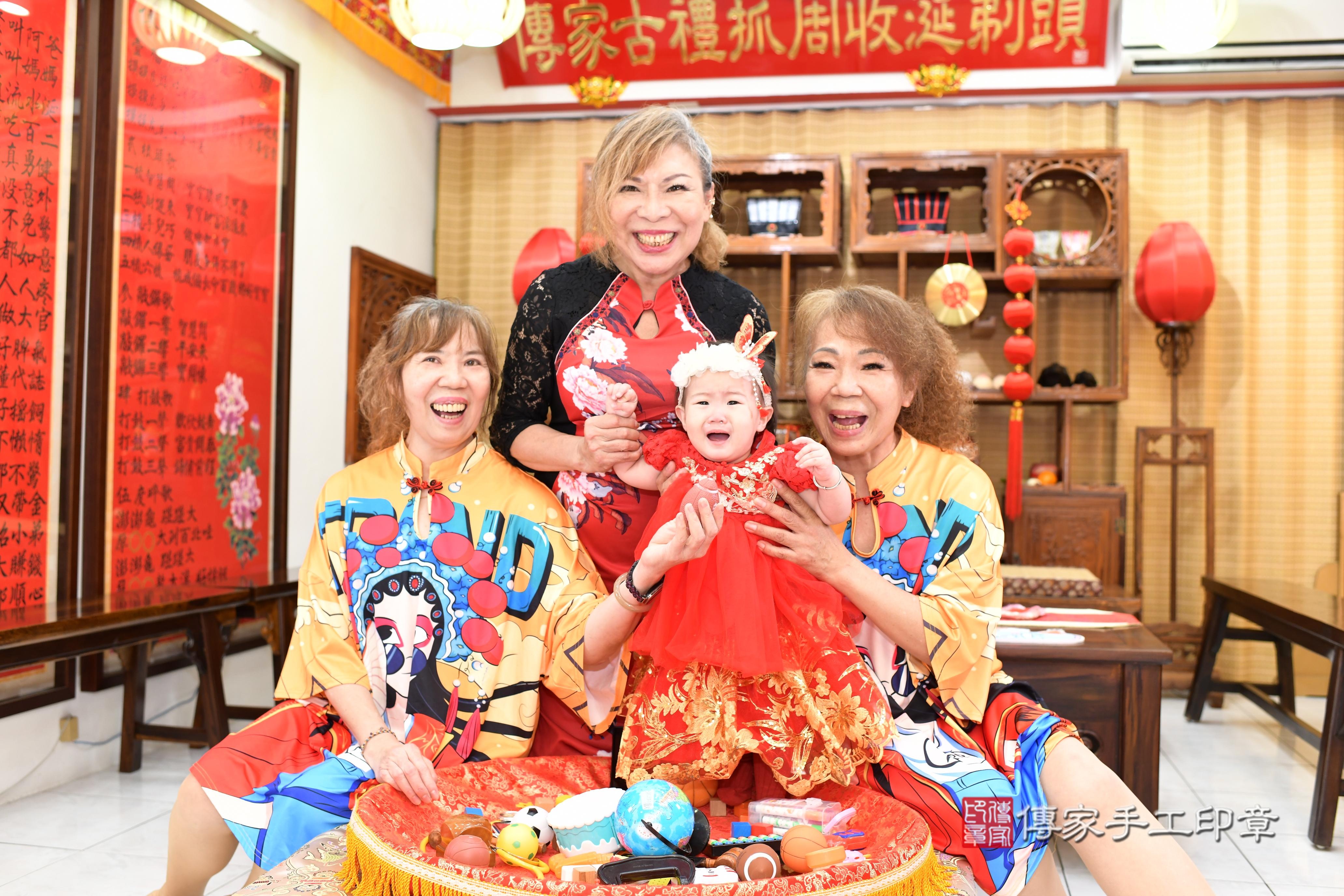 傳家手工印章高雄店、抓周、度脺、中國風會場、傳家嬰兒古禮、吉祥話、抓周道具物品24種、拍照。抓周證書。寶寶抓周、滿周歲、生日快樂、祝福