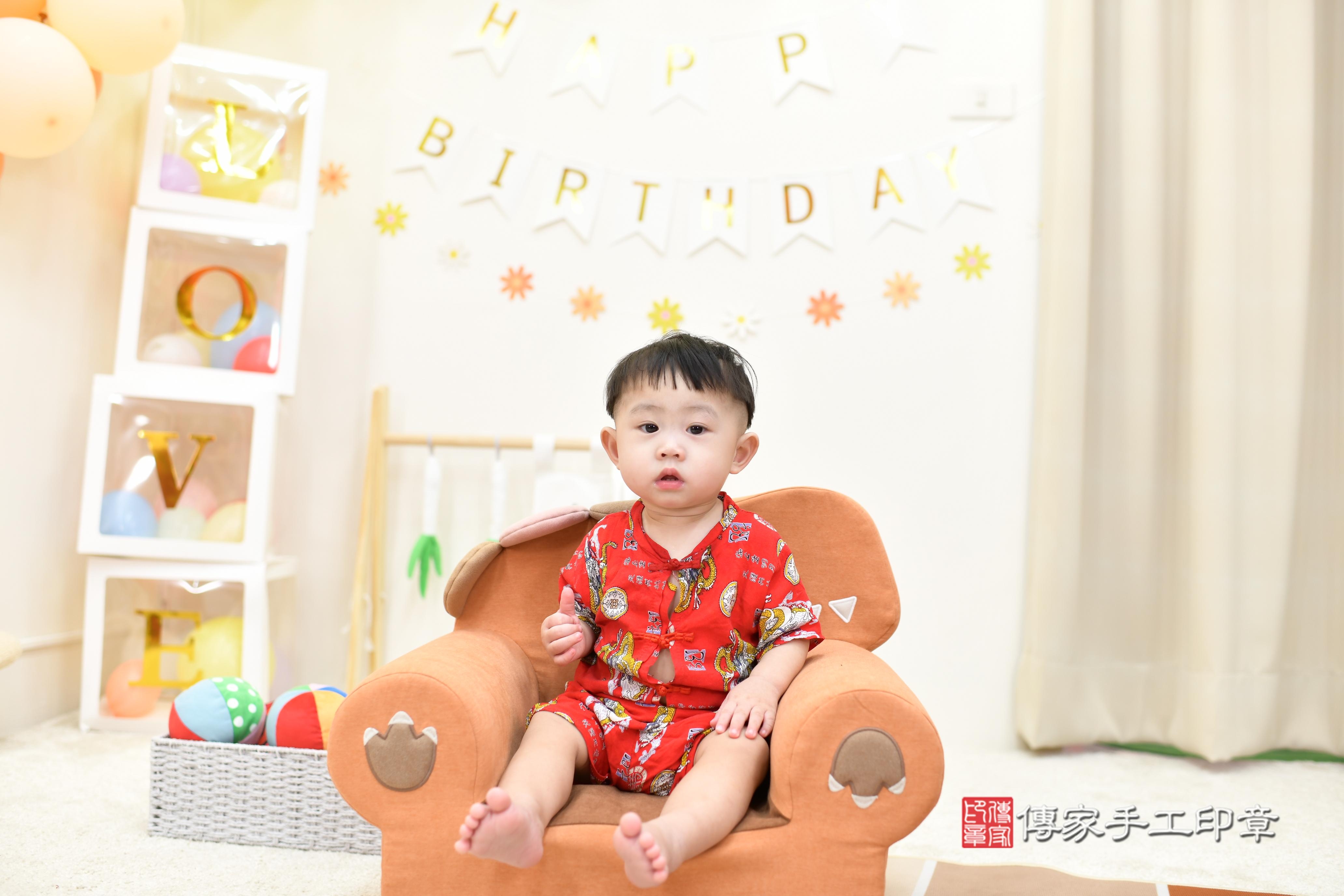 傳家手工印章高雄店、抓周、度脺、中國風會場、傳家嬰兒古禮、吉祥話、抓周道具物品24種、拍照。抓周證書。寶寶抓周、滿周歲、生日快樂、祝福 傳家手工印章高雄店、抓周、度脺、中國風會場、傳家嬰兒古禮、吉祥話、抓周道具物品24種、拍照。抓周證書。寶寶抓周、滿周歲、生日快樂、祝福