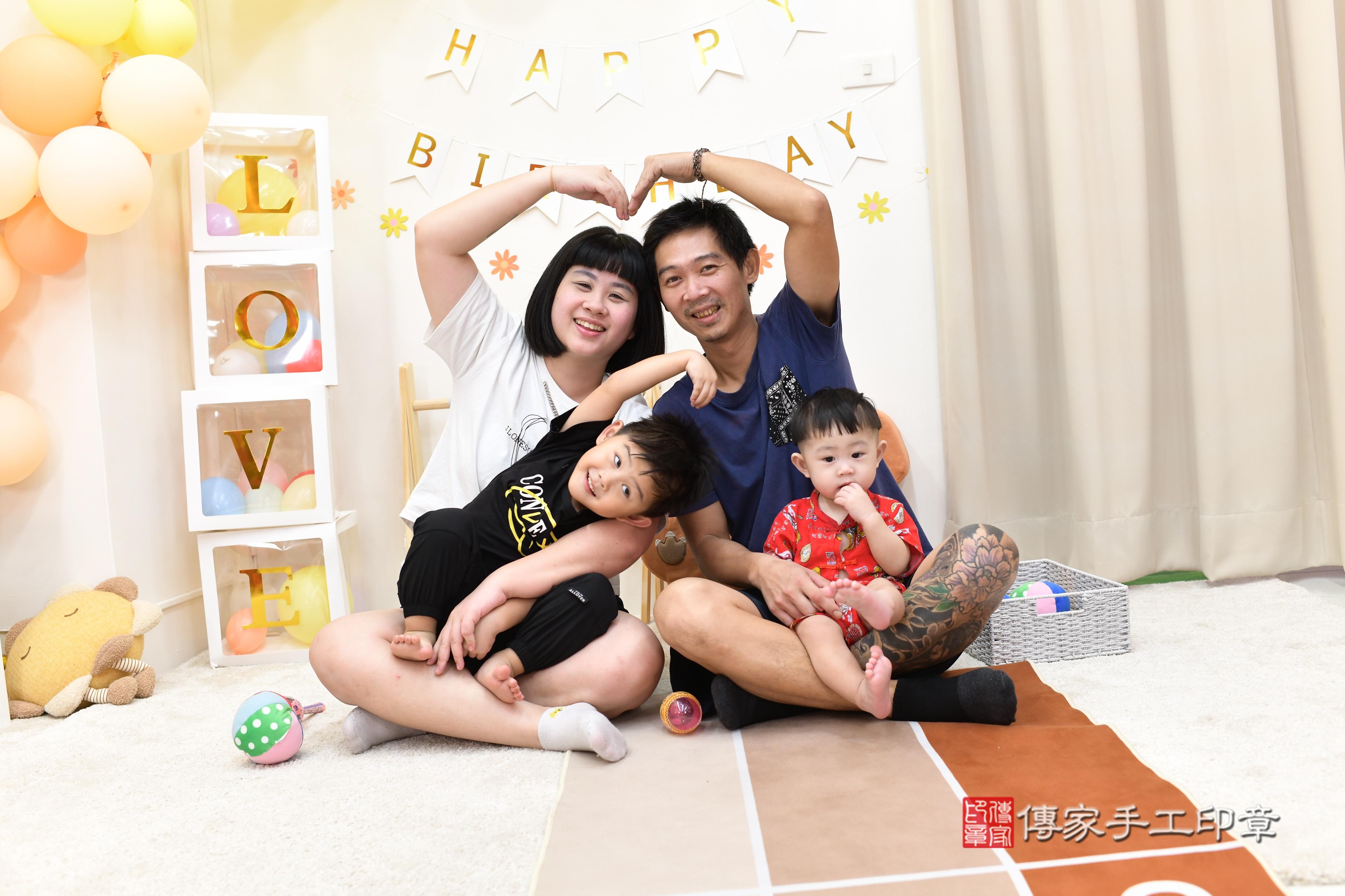 傳家手工印章高雄店、抓周、度脺、中國風會場、傳家嬰兒古禮、吉祥話、抓周道具物品24種、拍照。抓周證書。寶寶抓周、滿周歲、生日快樂、祝福 傳家手工印章高雄店、抓周、度脺、中國風會場、傳家嬰兒古禮、吉祥話、抓周道具物品24種、拍照。抓周證書。寶寶抓周、滿周歲、生日快樂、祝福